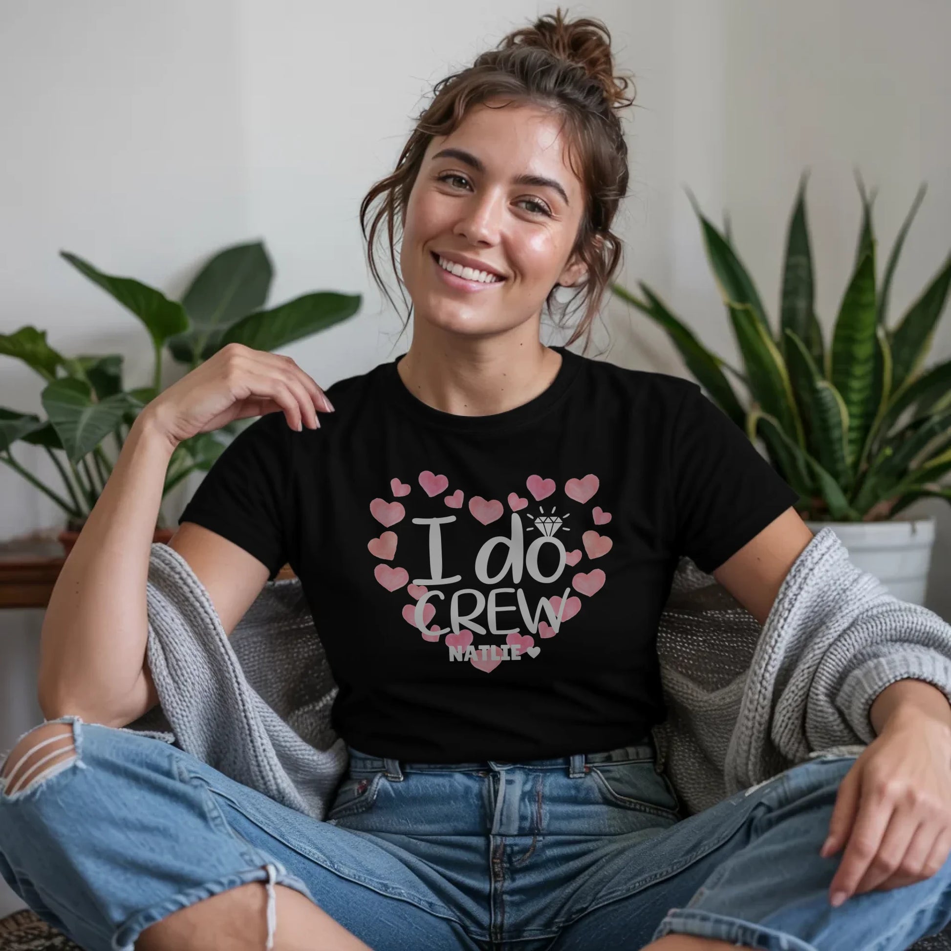 B.03.Damen-T-Shirt-Mockup-Basic-Wohnzimmer-Wolljacke---1