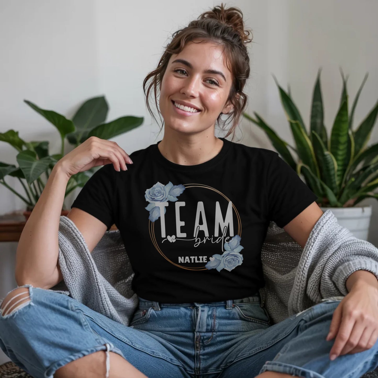 B.03.Damen-T-Shirt-Mockup-Basic-Wohnzimmer-Wolljacke---1