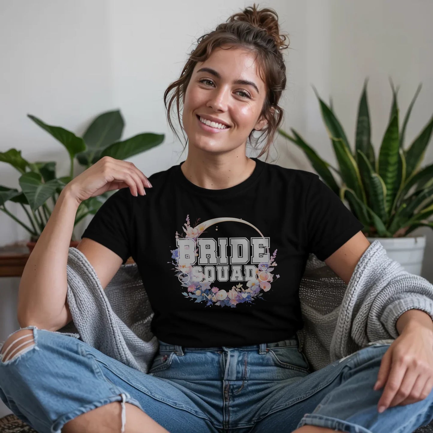 B.03.Damen-T-Shirt-Mockup-Basic-Wohnzimmer-Wolljacke---1