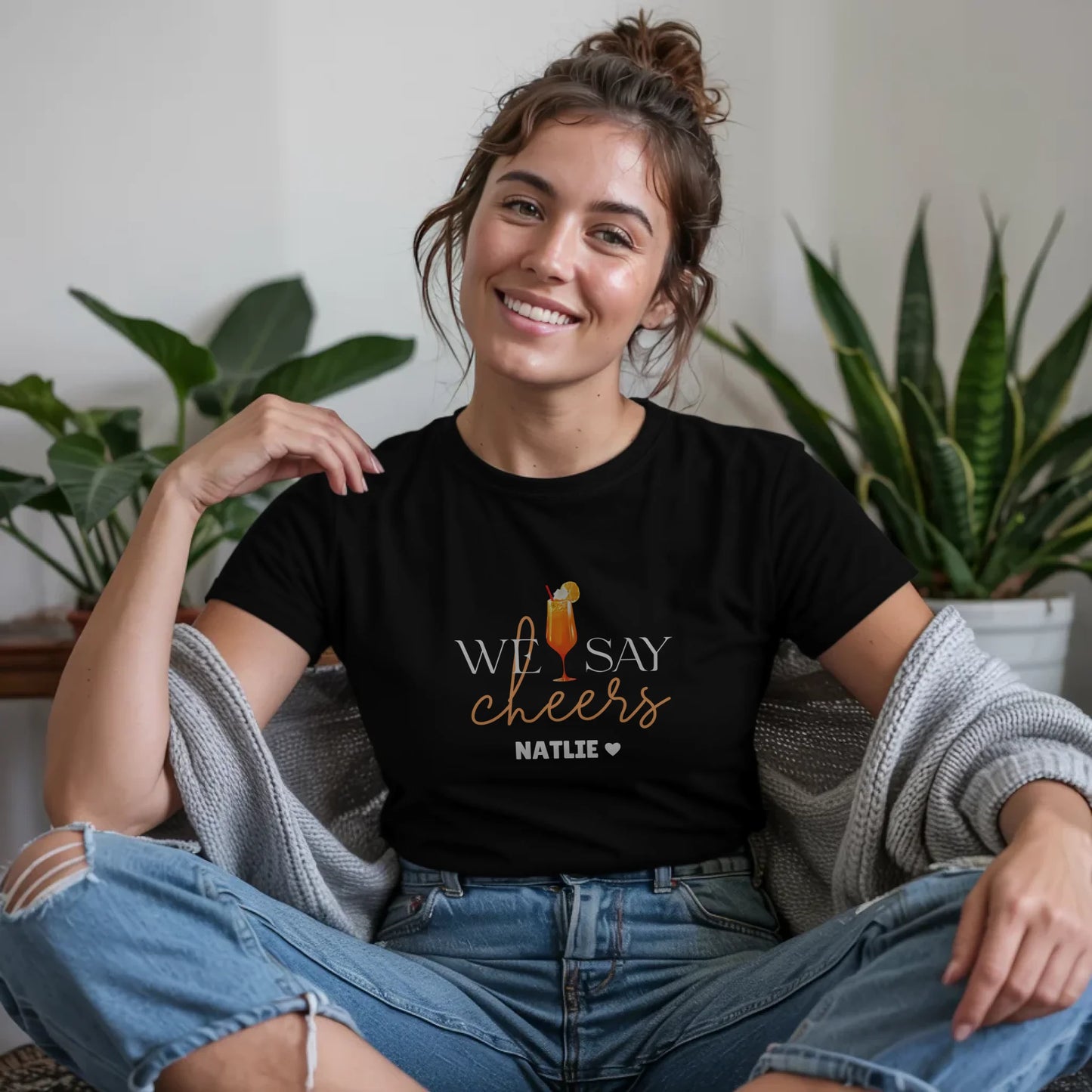 B.03.Damen-T-Shirt-Mockup-Basic-Wohnzimmer-Wolljacke---1