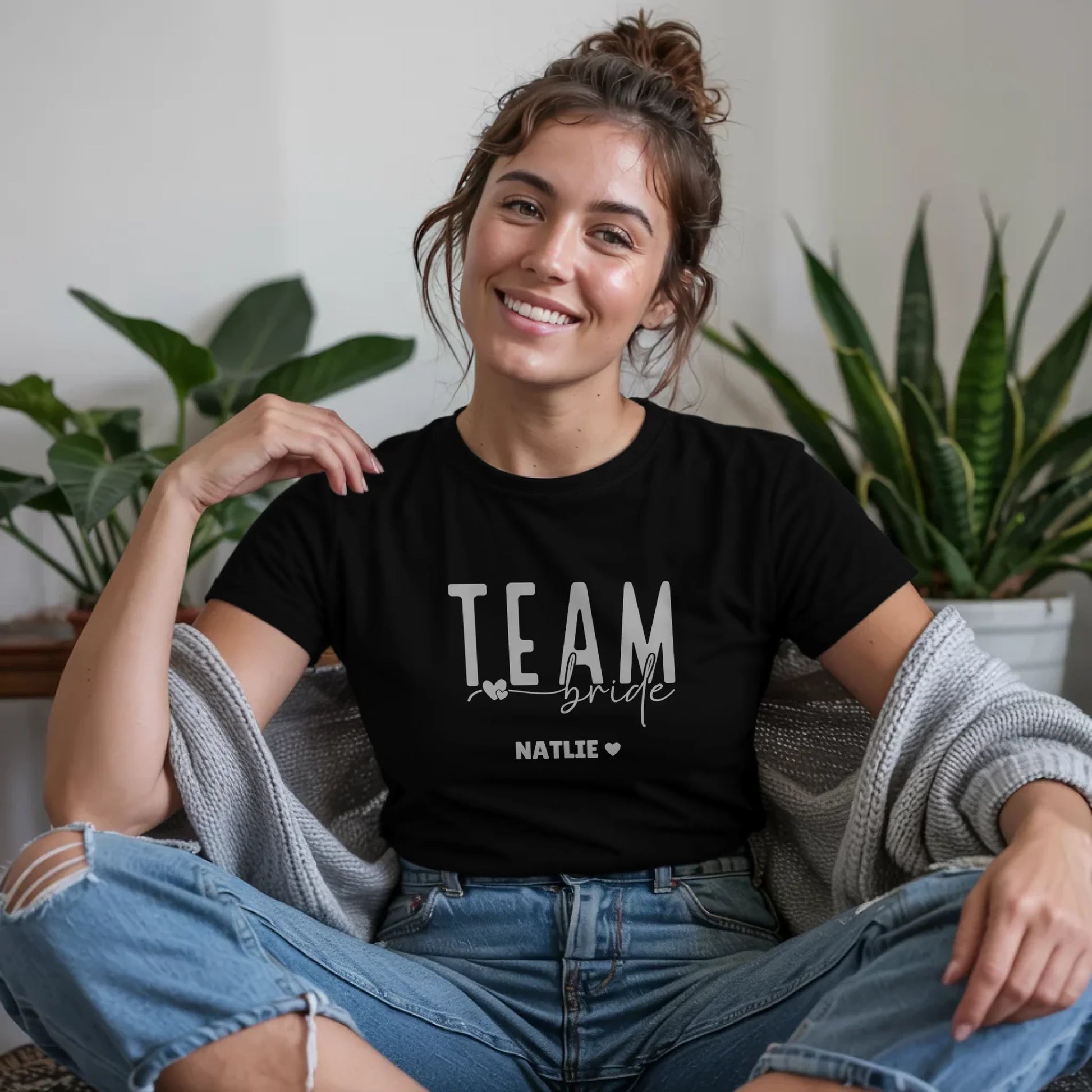 B.03.Damen-T-Shirt-Mockup-Basic-Wohnzimmer-Wolljacke---1