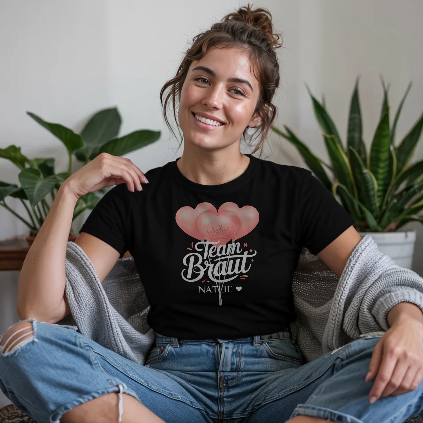 B.03.Damen-T-Shirt-Mockup-Basic-Wohnzimmer-Wolljacke---1