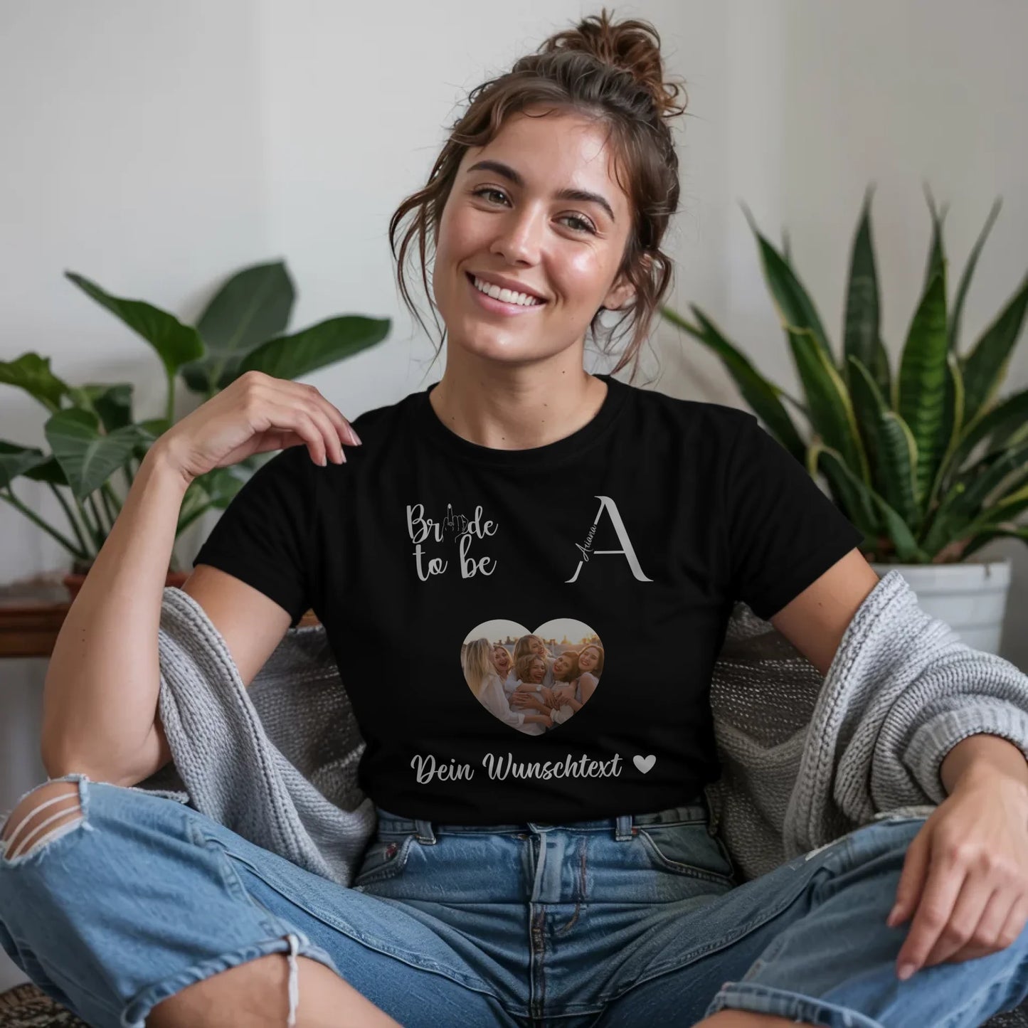 B.03.Damen-T-Shirt-Mockup-Basic-Wohnzimmer-Wolljacke---1