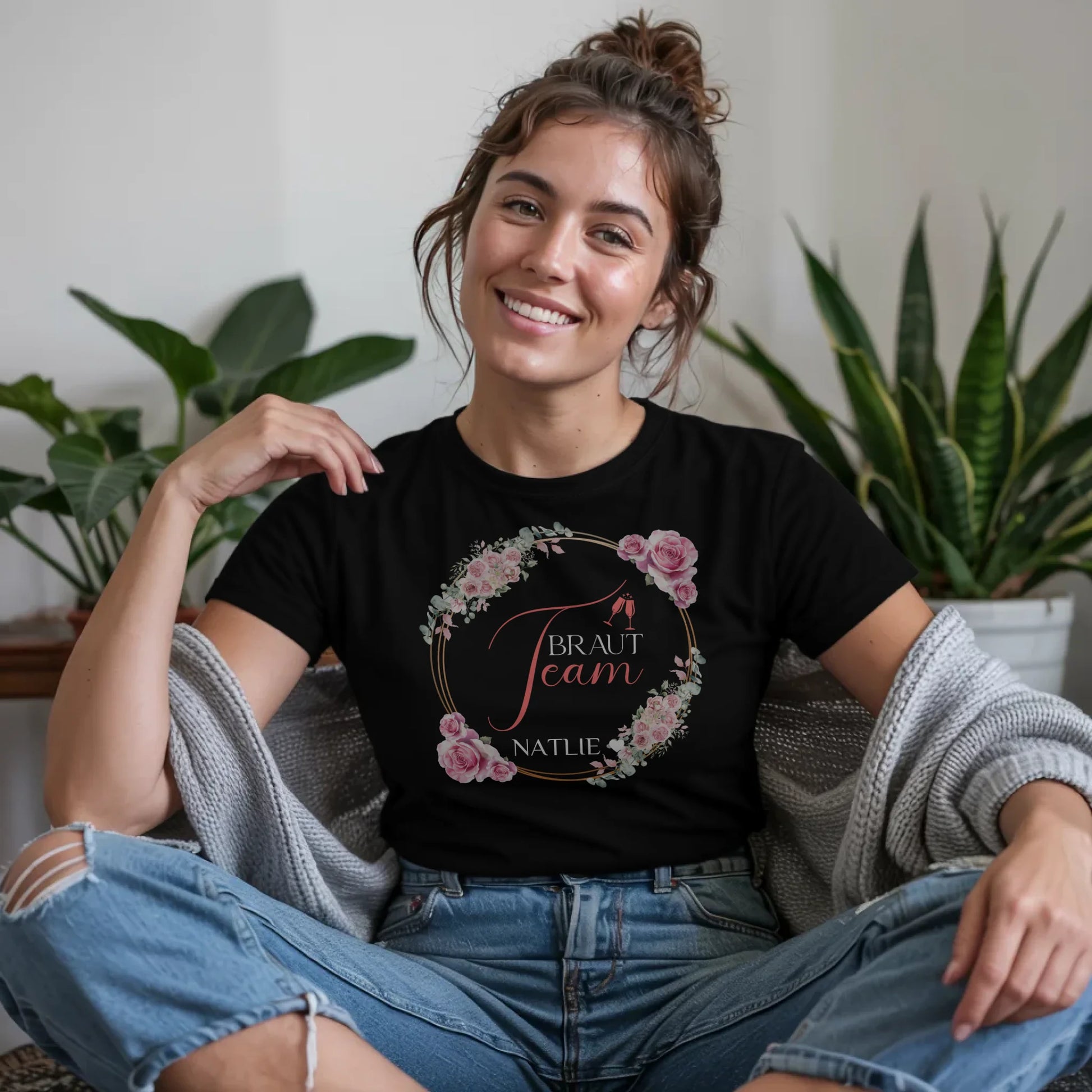 B.03.Damen-T-Shirt-Mockup-Basic-Wohnzimmer-Wolljacke---1