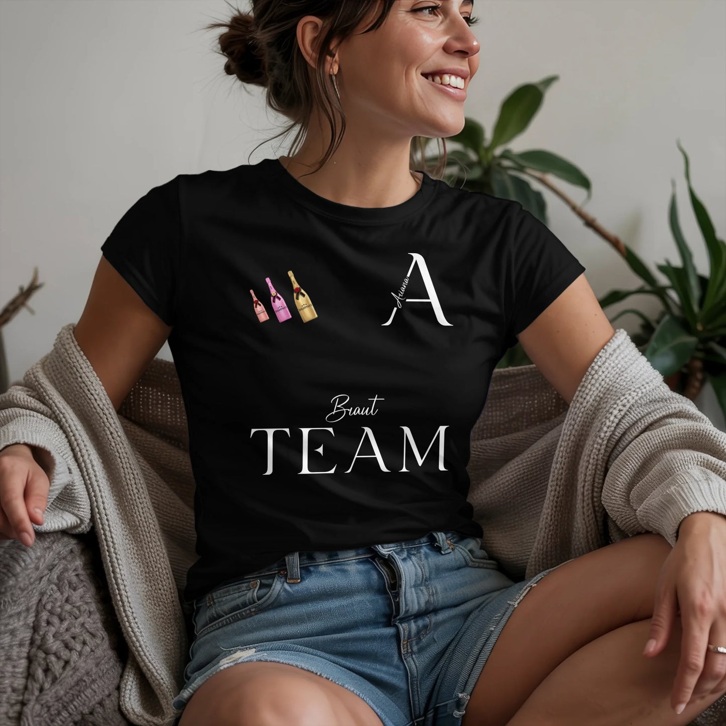 W.02.Damen-T-Shirt-Mockup-Basic-Wohnzimmer-Wolljacke---2