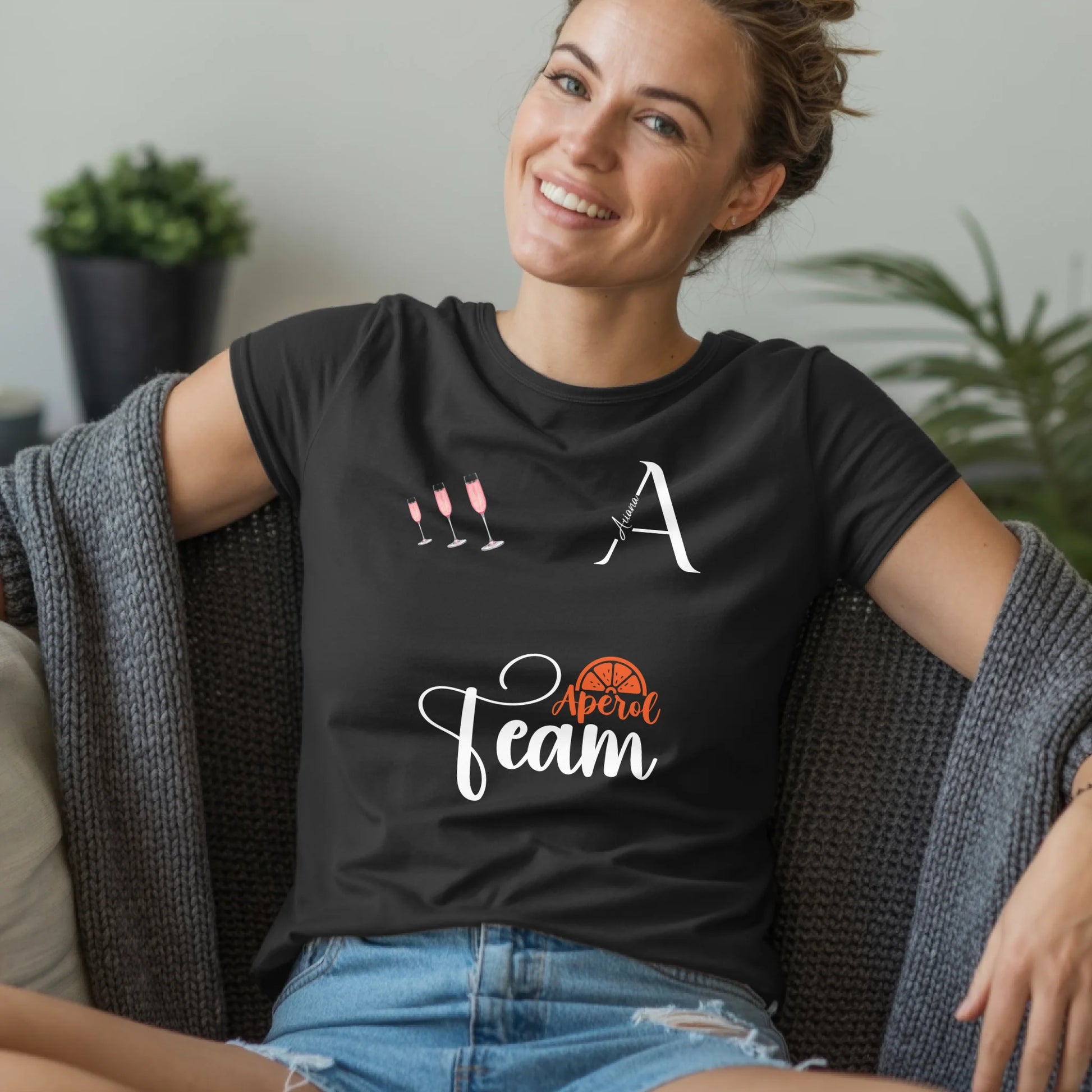 B.03.Damen-T-Shirt-Mockup-Basic-Wohnzimmer-Wolljacke---1