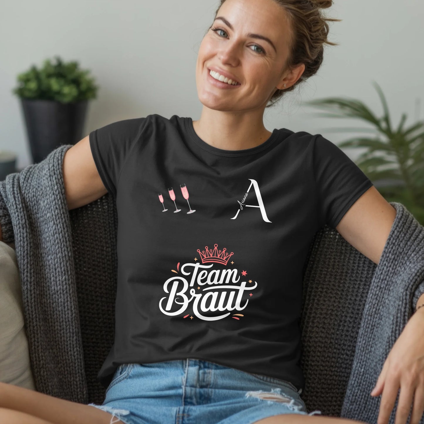 B.03.Damen-T-Shirt-Mockup-Basic-Wohnzimmer-Wolljacke---1