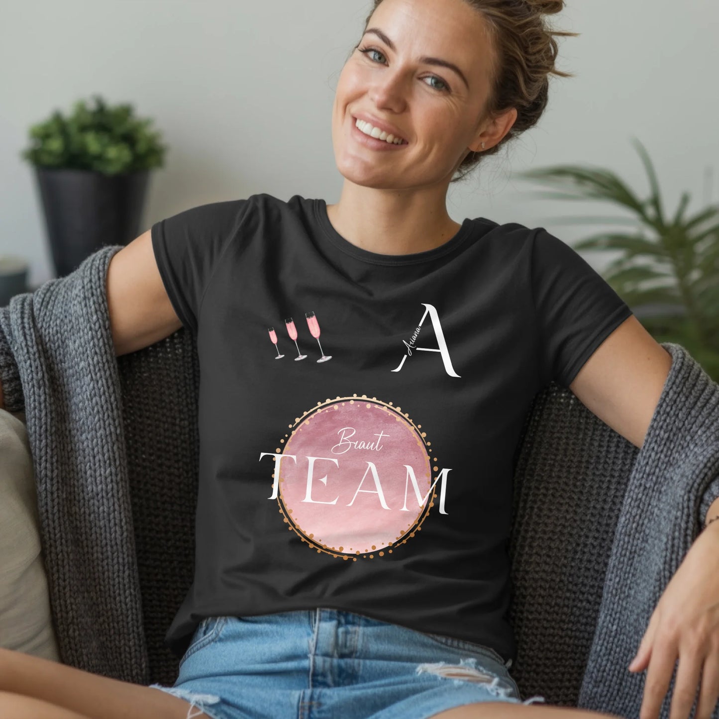 B.03.Damen-T-Shirt-Mockup-Basic-Wohnzimmer-Wolljacke---1