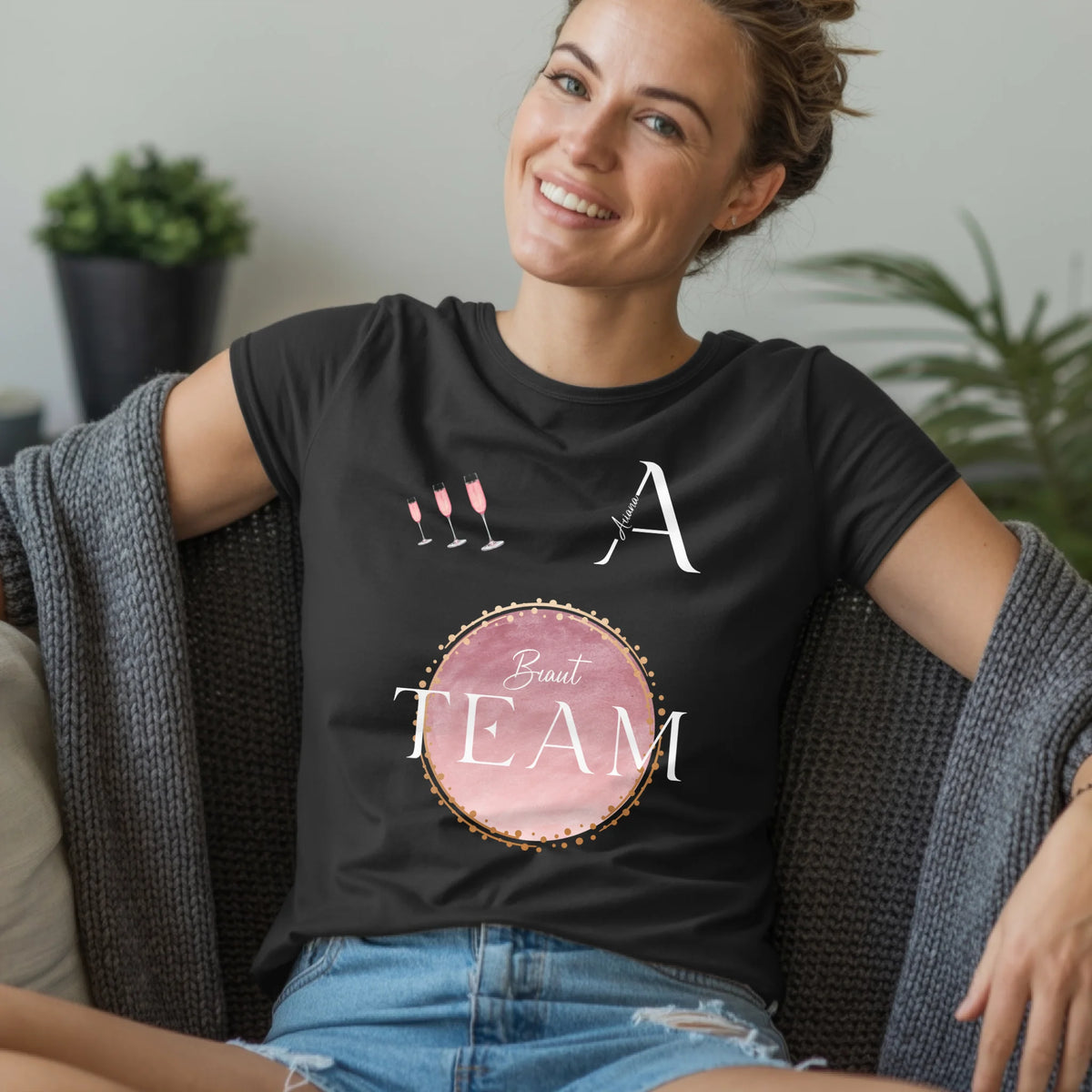 B.03.Damen-T-Shirt-Mockup-Basic-Wohnzimmer-Wolljacke---1