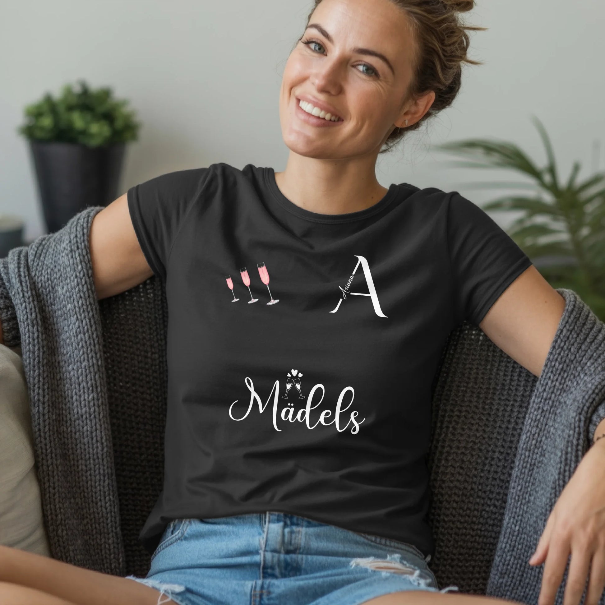 B.03.Damen-T-Shirt-Mockup-Basic-Wohnzimmer-Wolljacke---1