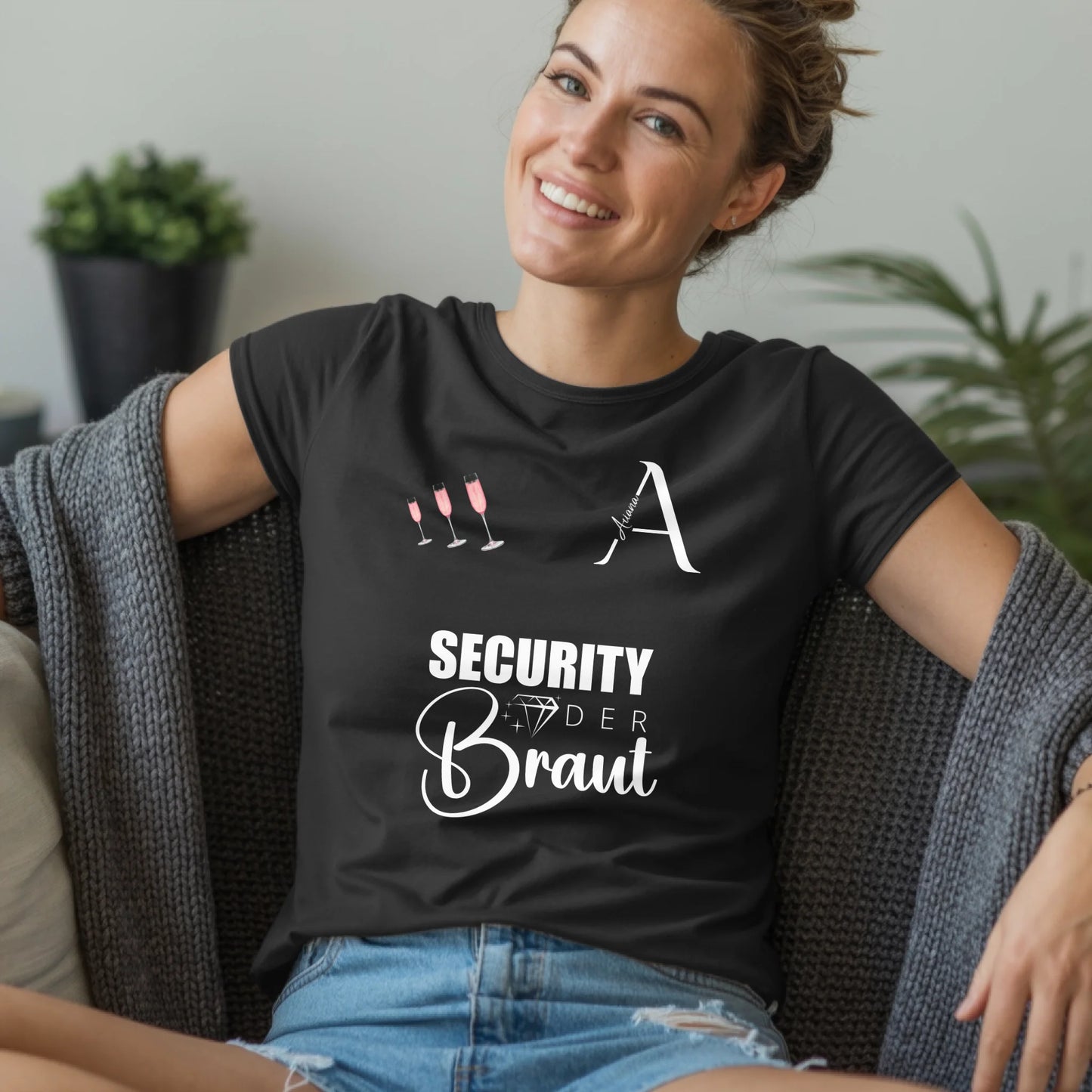 B.03.Damen-T-Shirt-Mockup-Basic-Wohnzimmer-Wolljacke---1