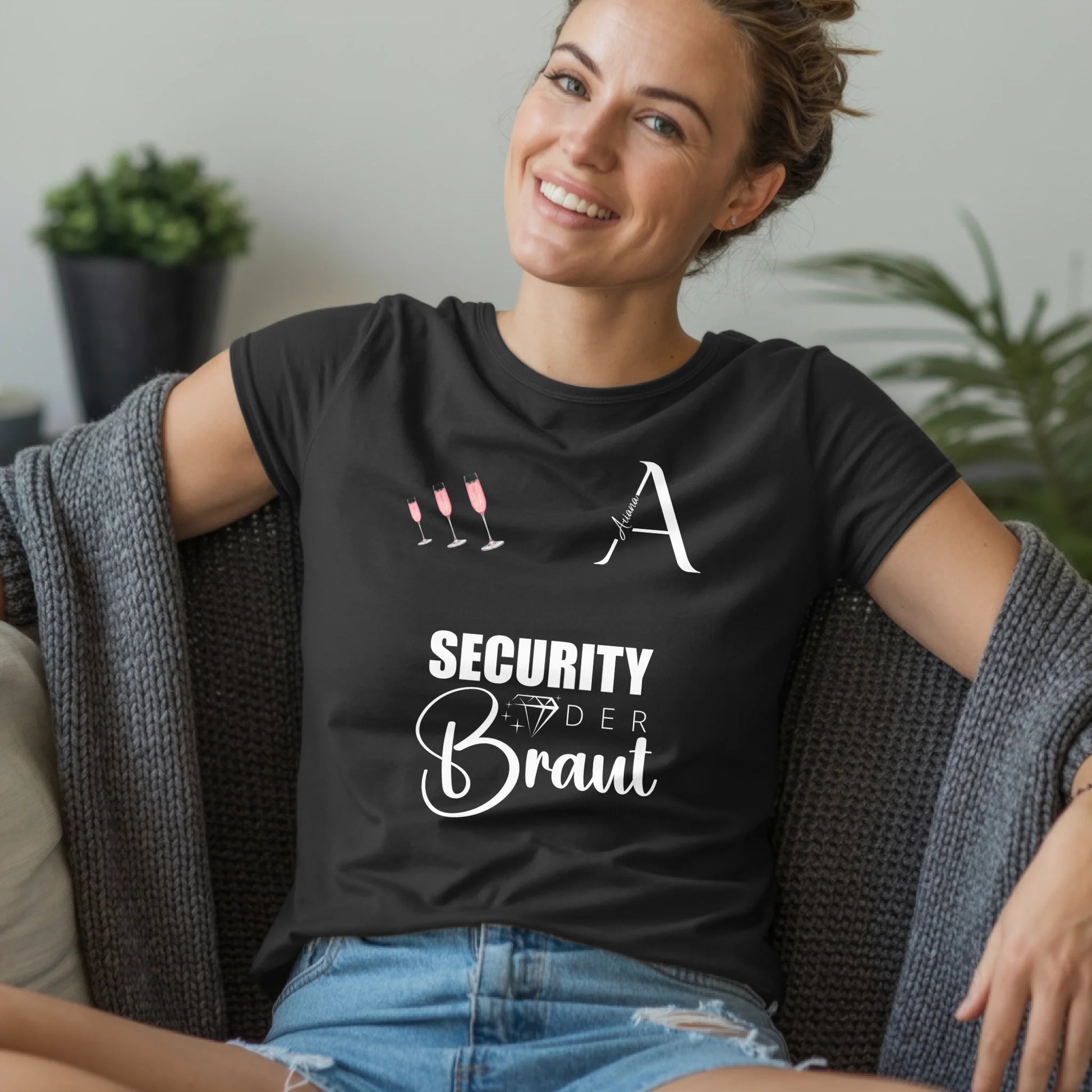 B.03.Damen-T-Shirt-Mockup-Basic-Wohnzimmer-Wolljacke---1