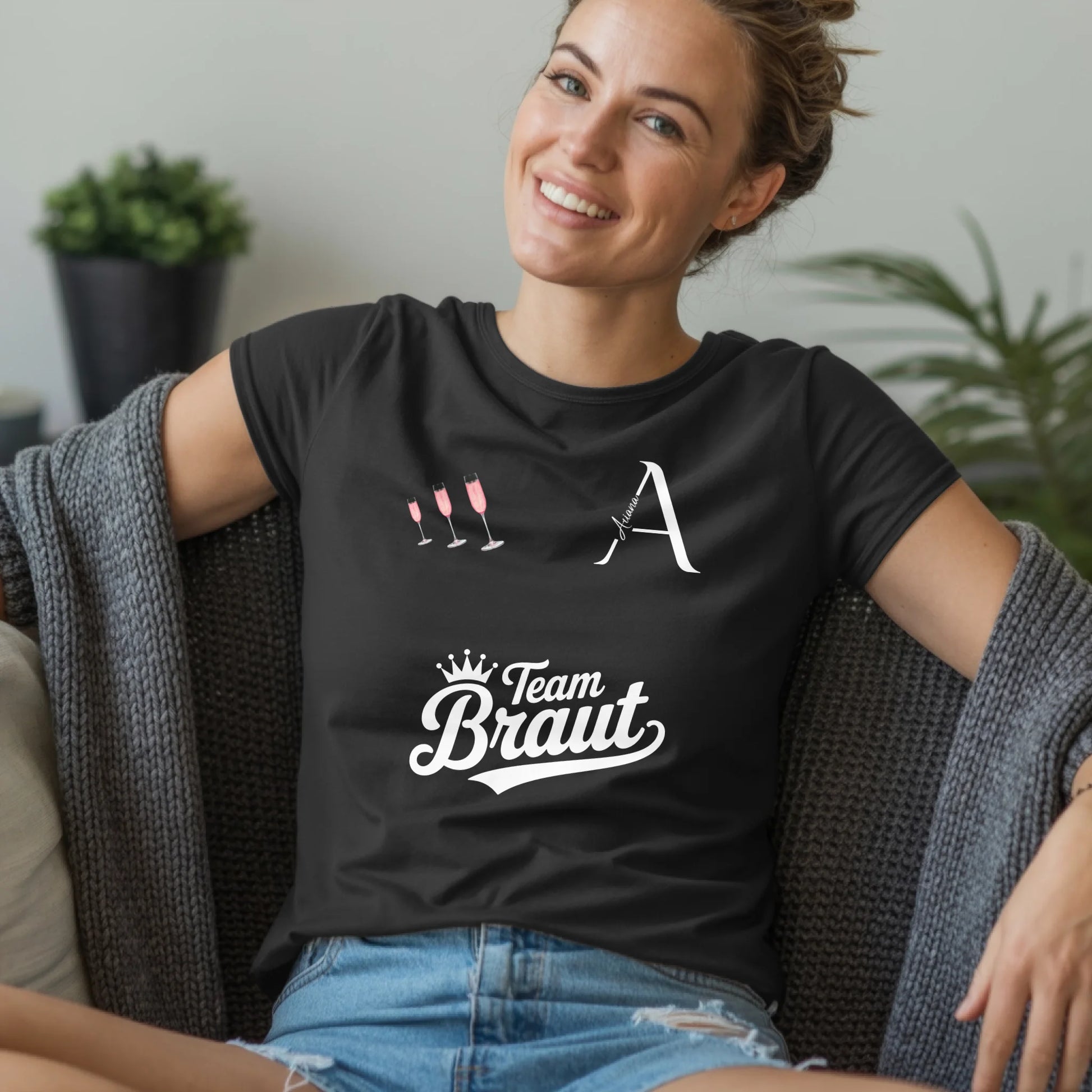 B.03.Damen-T-Shirt-Mockup-Basic-Wohnzimmer-Wolljacke---1