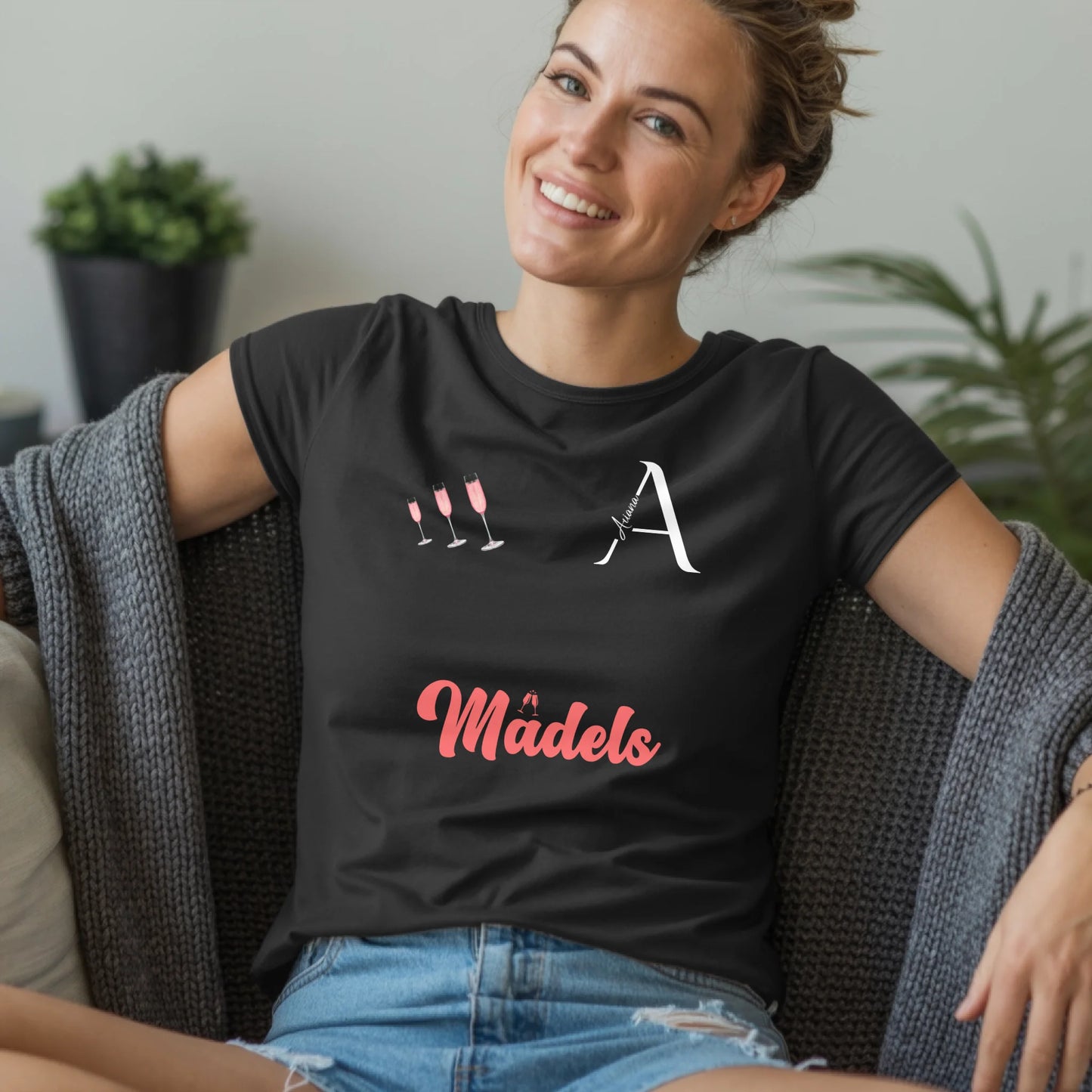 B.03.Damen-T-Shirt-Mockup-Basic-Wohnzimmer-Wolljacke---1