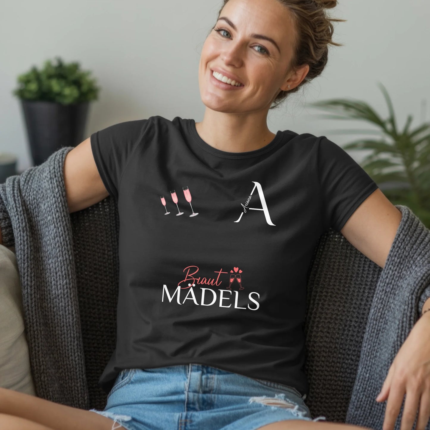 B.03.Damen-T-Shirt-Mockup-Basic-Wohnzimmer-Wolljacke---1