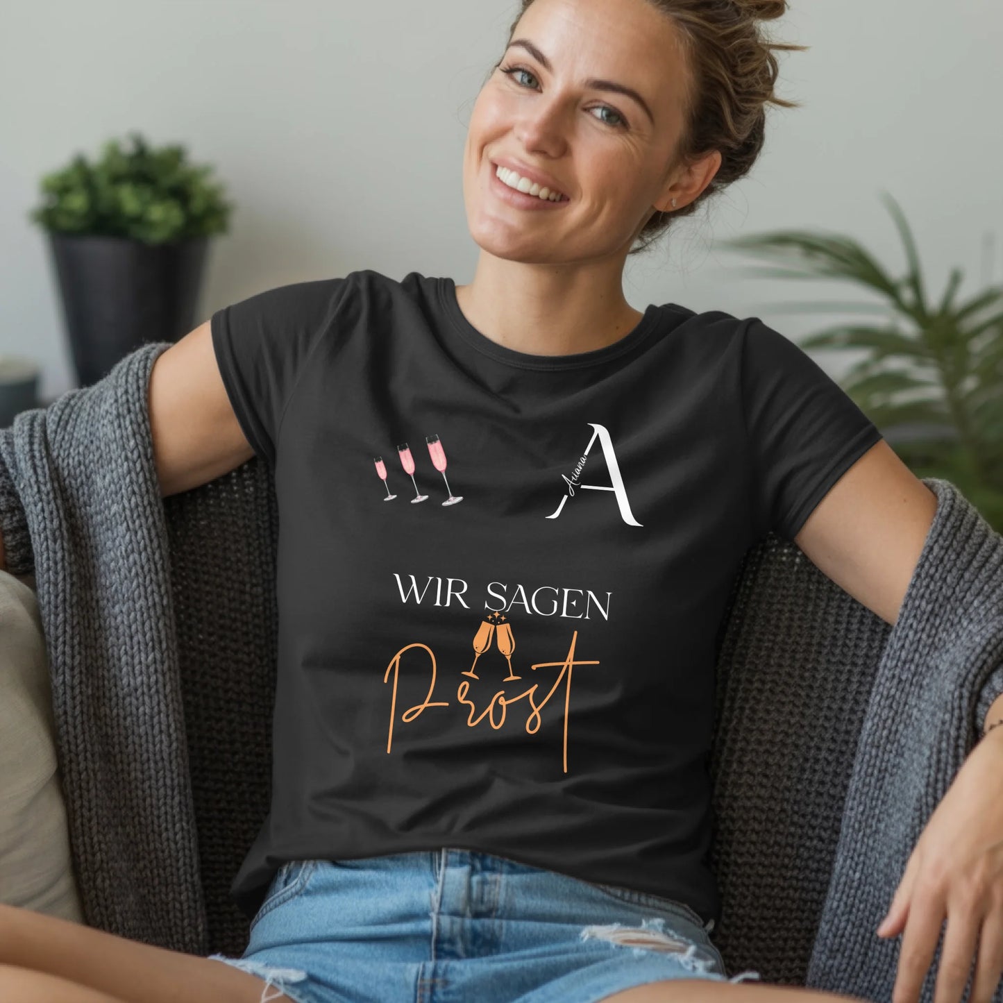 B.03.Damen-T-Shirt-Mockup-Basic-Wohnzimmer-Wolljacke---1