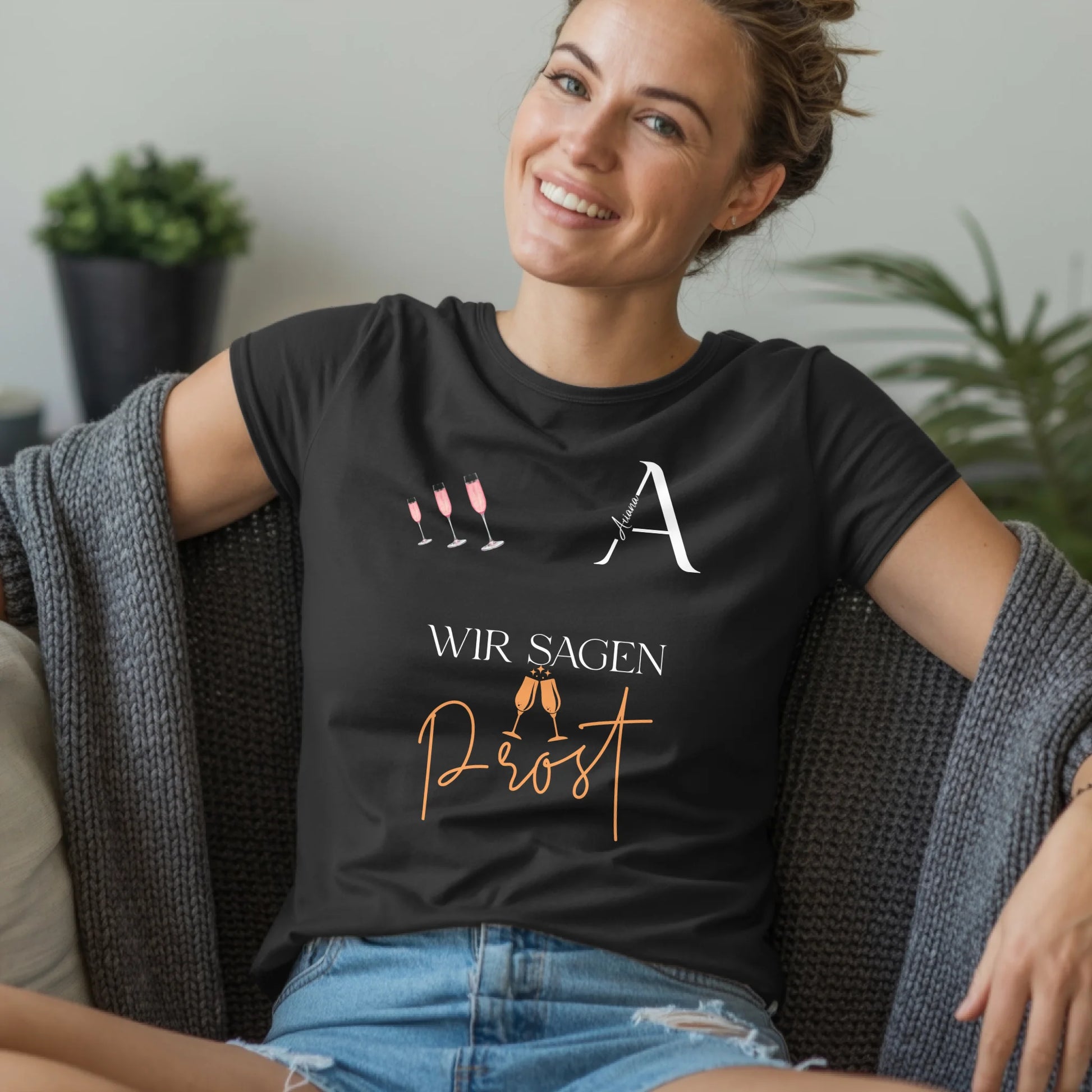 B.03.Damen-T-Shirt-Mockup-Basic-Wohnzimmer-Wolljacke---1