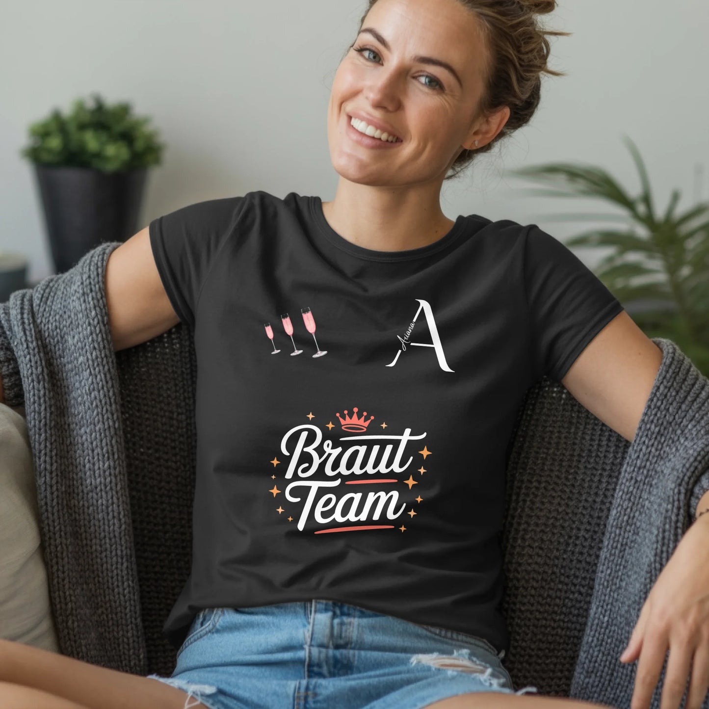 B.03.Damen-T-Shirt-Mockup-Basic-Wohnzimmer-Wolljacke---1