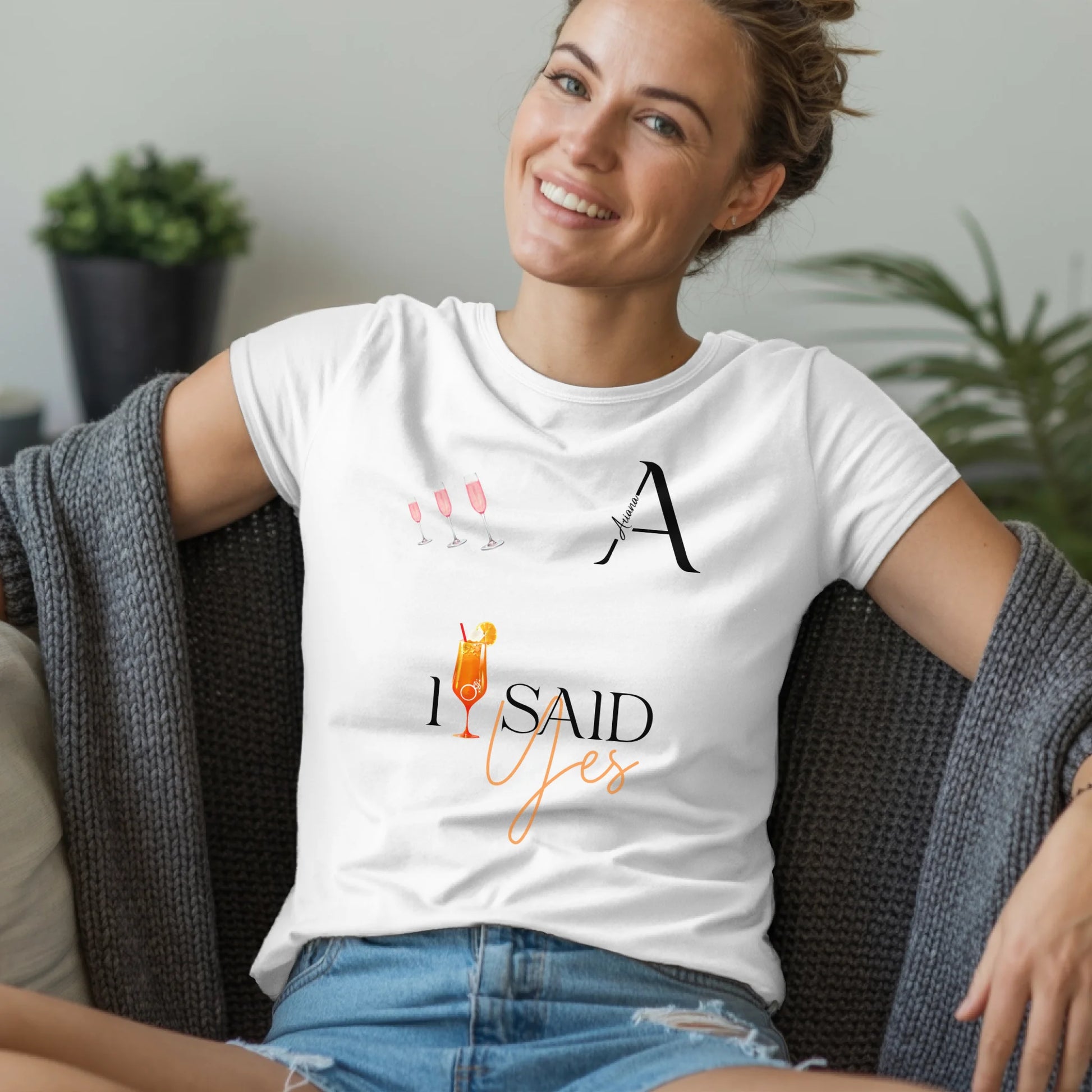 B.03.Damen-T-Shirt-Mockup-Basic-Wohnzimmer-Wolljacke---1