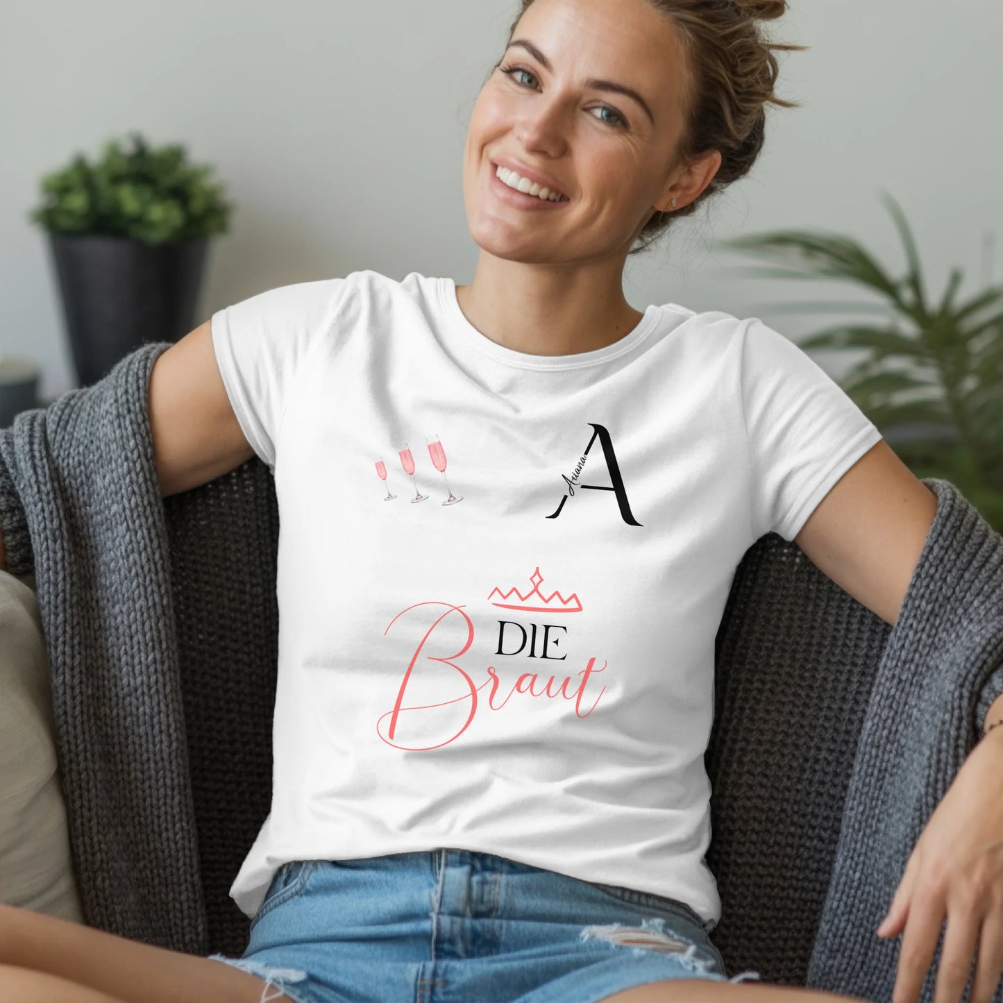 B.03.Damen-T-Shirt-Mockup-Basic-Wohnzimmer-Wolljacke---1