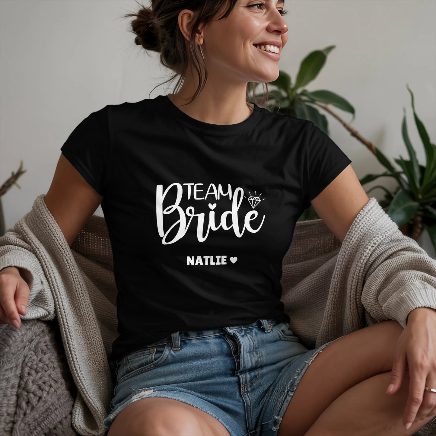 W.02.Damen-T-Shirt-Mockup-Basic-Wohnzimmer-Wolljacke---2