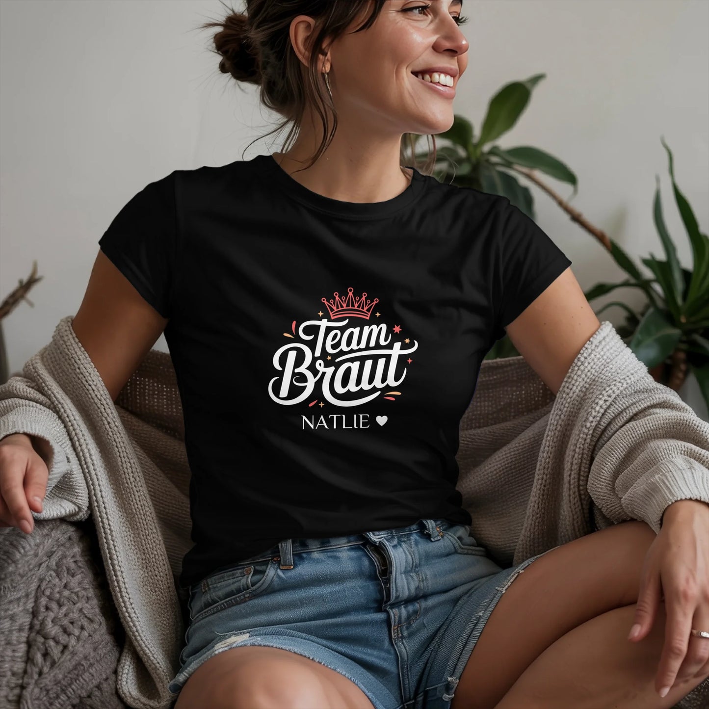 W.02.Damen-T-Shirt-Mockup-Basic-Wohnzimmer-Wolljacke---2