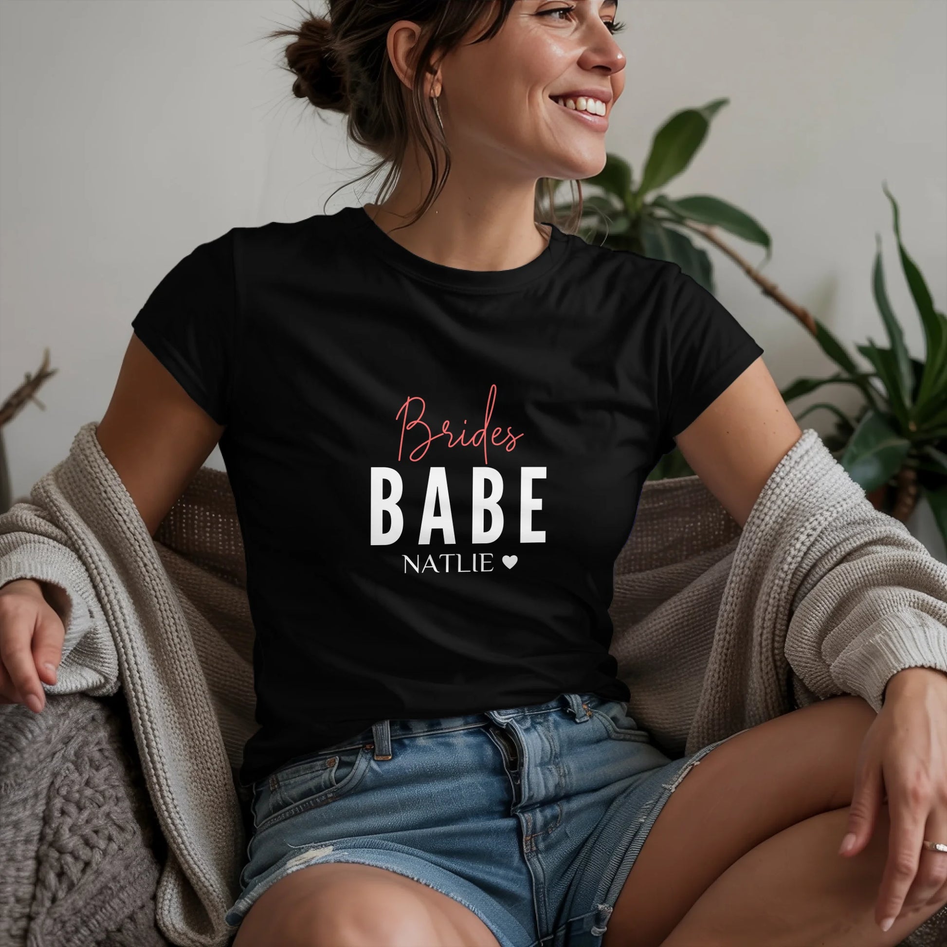 W.02.Damen-T-Shirt-Mockup-Basic-Wohnzimmer-Wolljacke---2