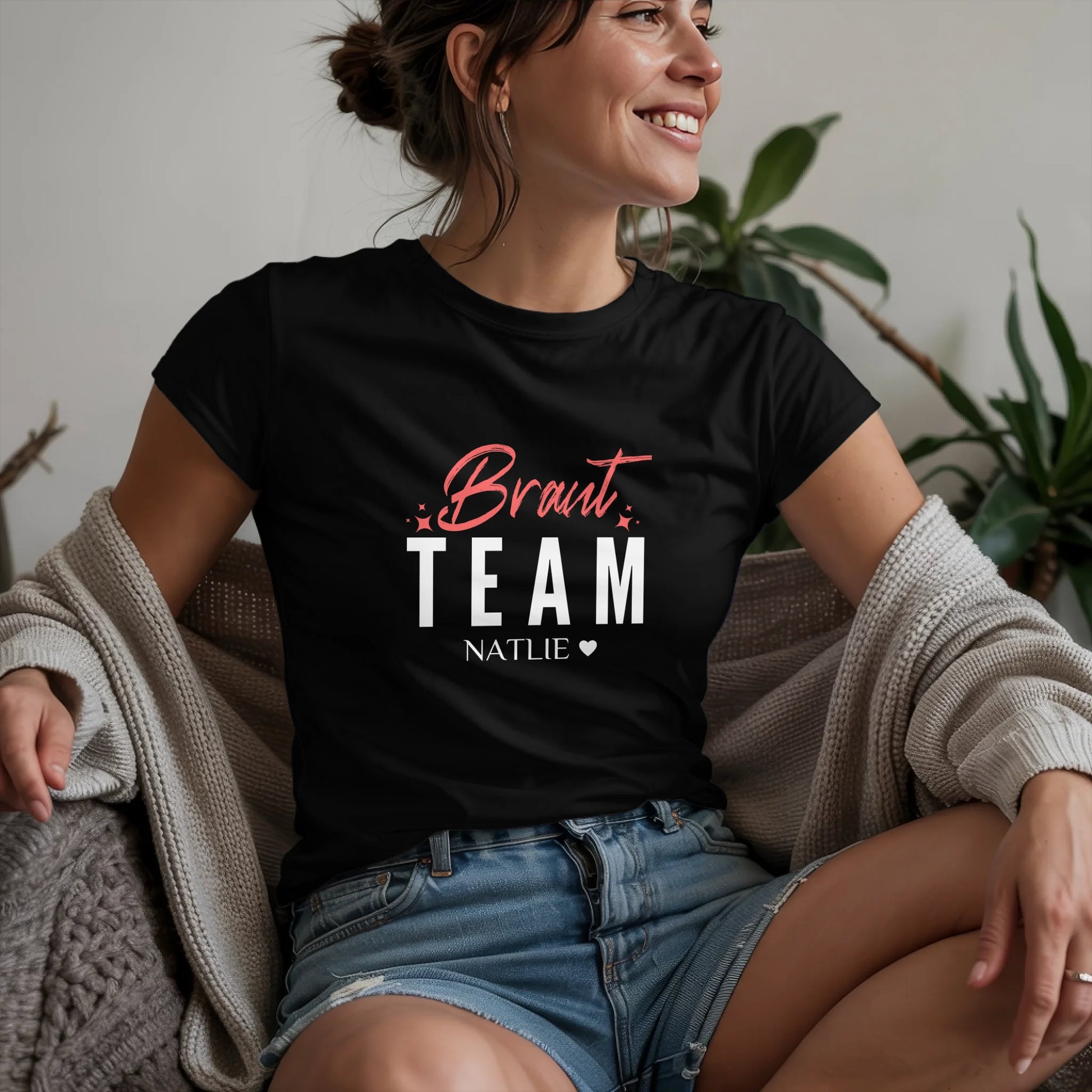 W.02.Damen-T-Shirt-Mockup-Basic-Wohnzimmer-Wolljacke---2