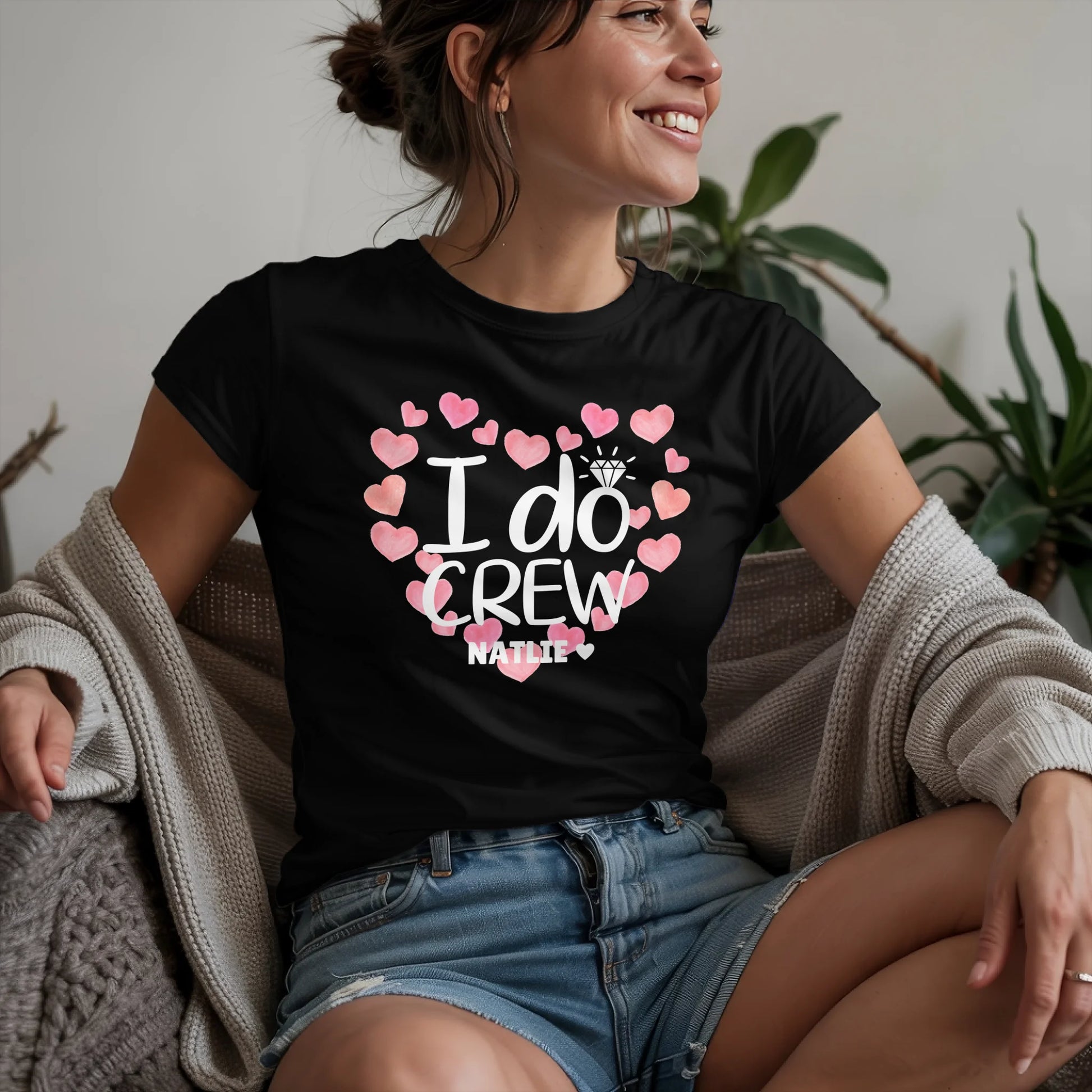 W.02.Damen-T-Shirt-Mockup-Basic-Wohnzimmer-Wolljacke---2