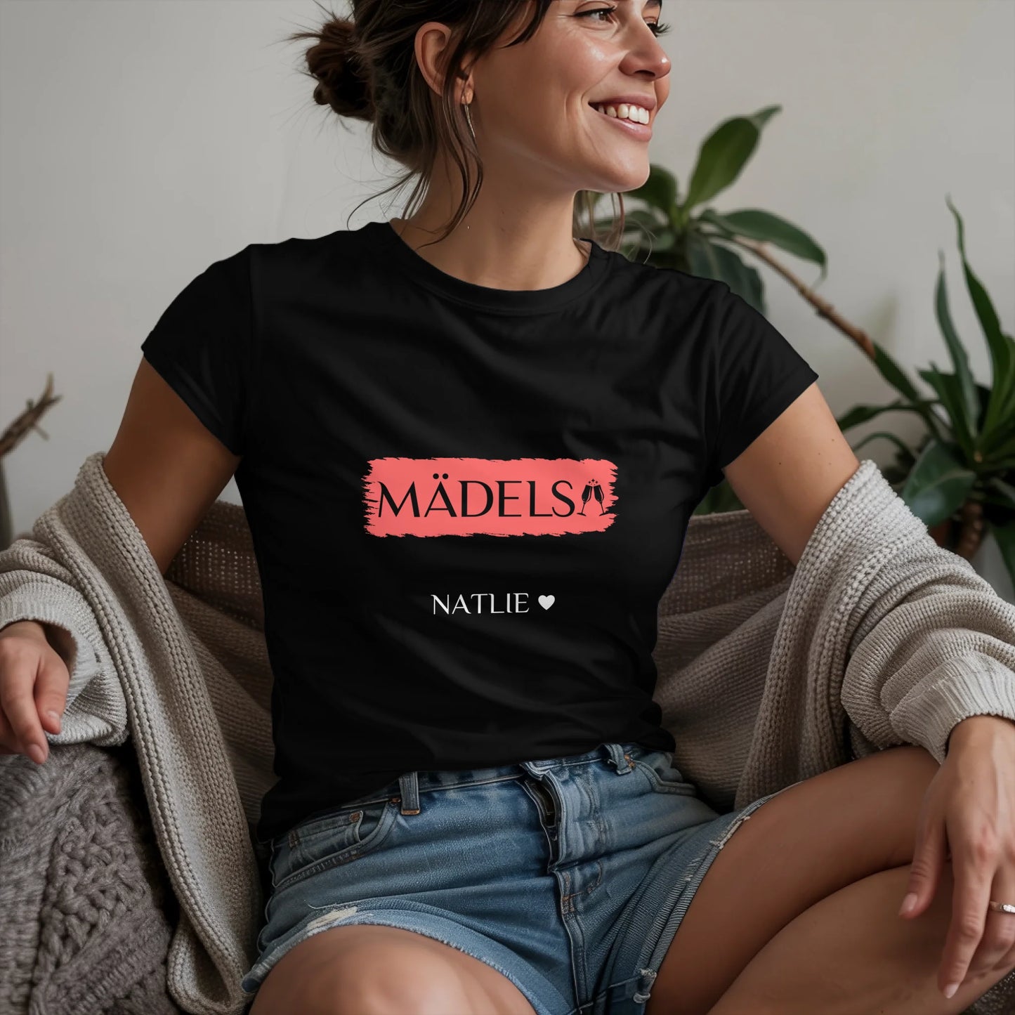 W.02.Damen-T-Shirt-Mockup-Basic-Wohnzimmer-Wolljacke---2