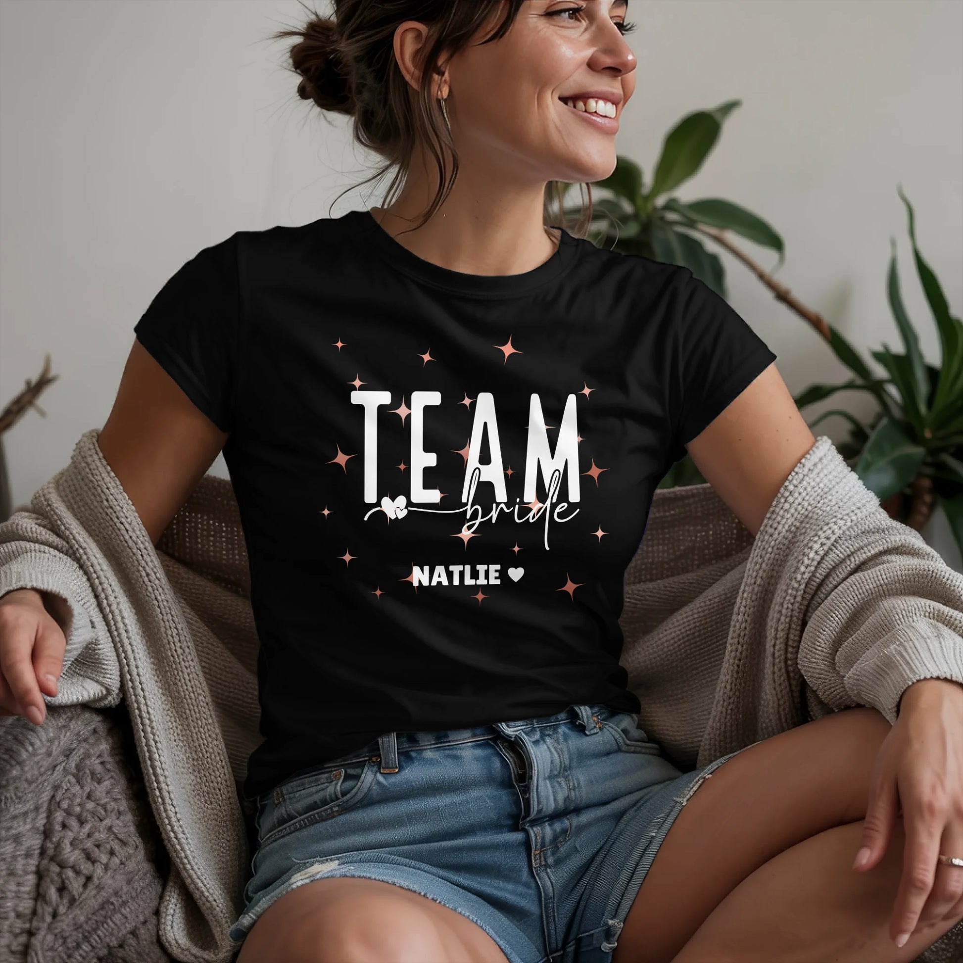 W.02.Damen-T-Shirt-Mockup-Basic-Wohnzimmer-Wolljacke---2