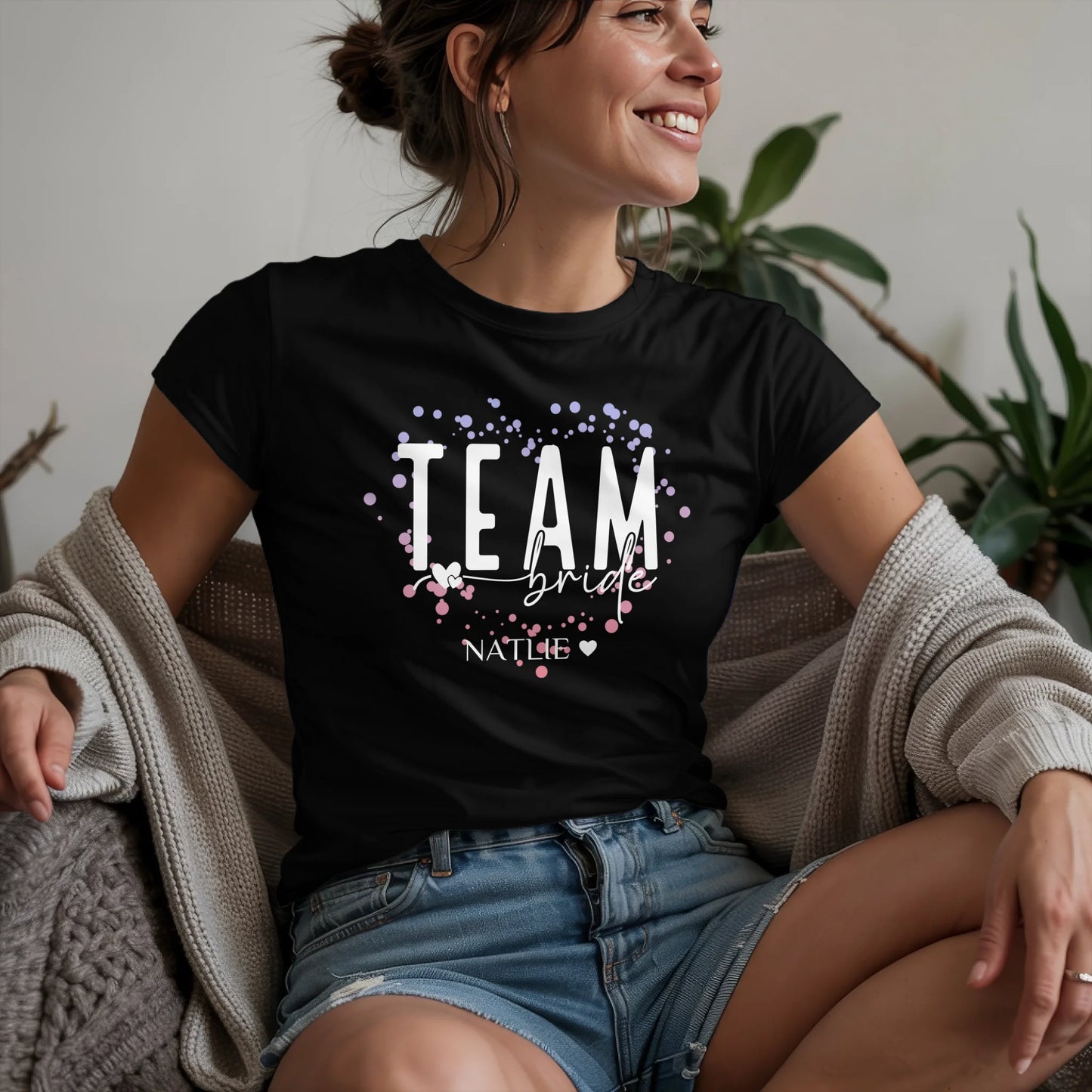 W.02.Damen-T-Shirt-Mockup-Basic-Wohnzimmer-Wolljacke---2