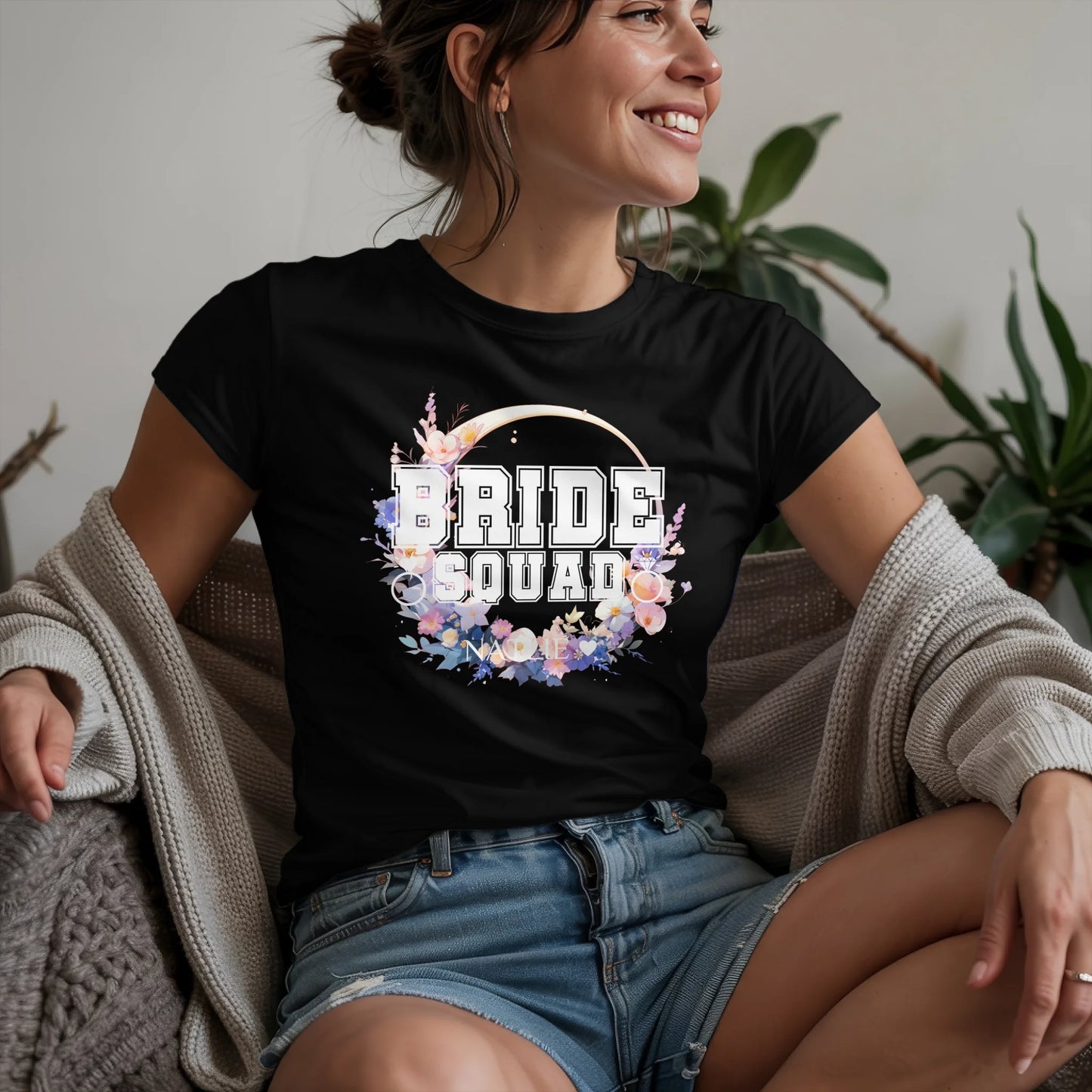 W.02.Damen-T-Shirt-Mockup-Basic-Wohnzimmer-Wolljacke---2