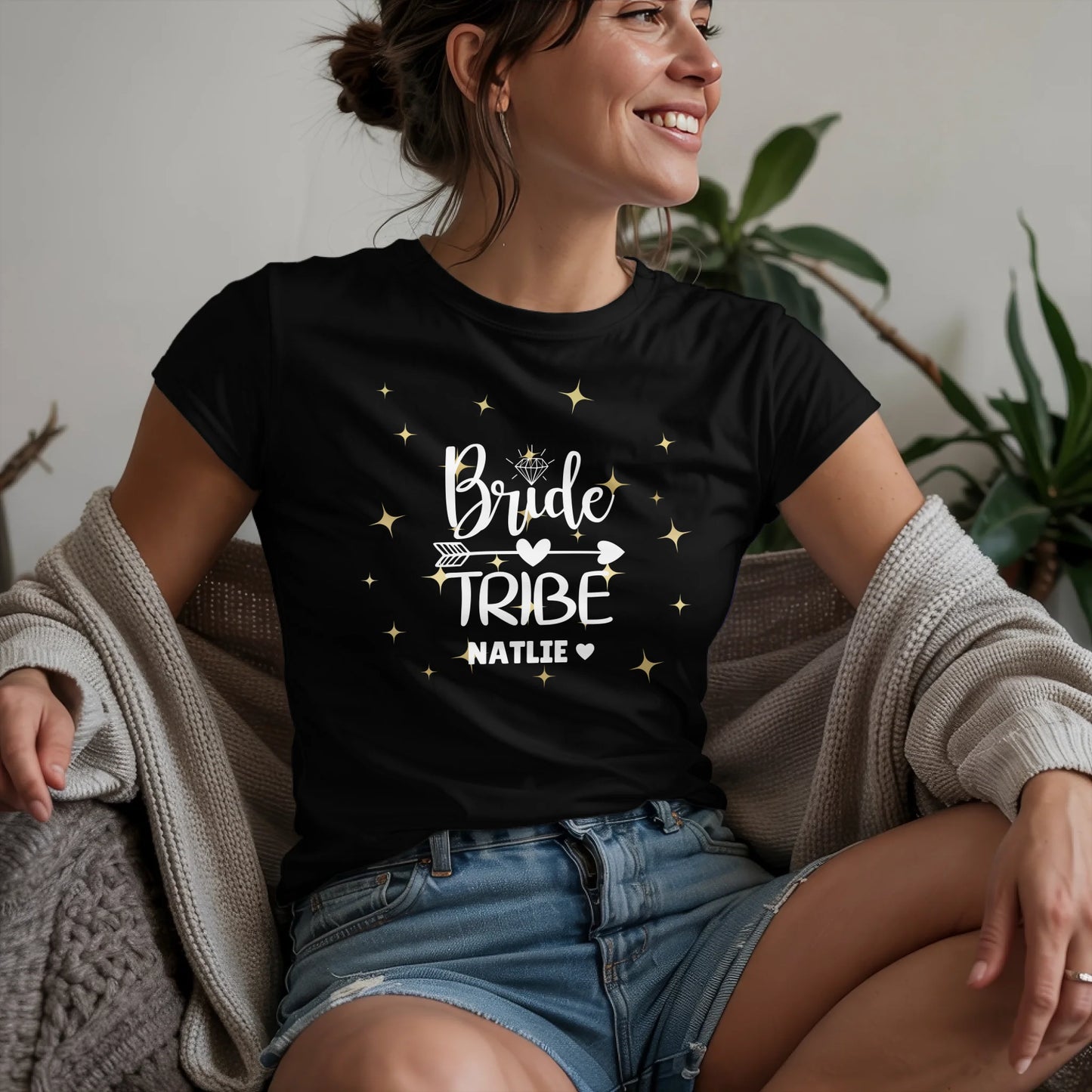 W.02.Damen-T-Shirt-Mockup-Basic-Wohnzimmer-Wolljacke---2