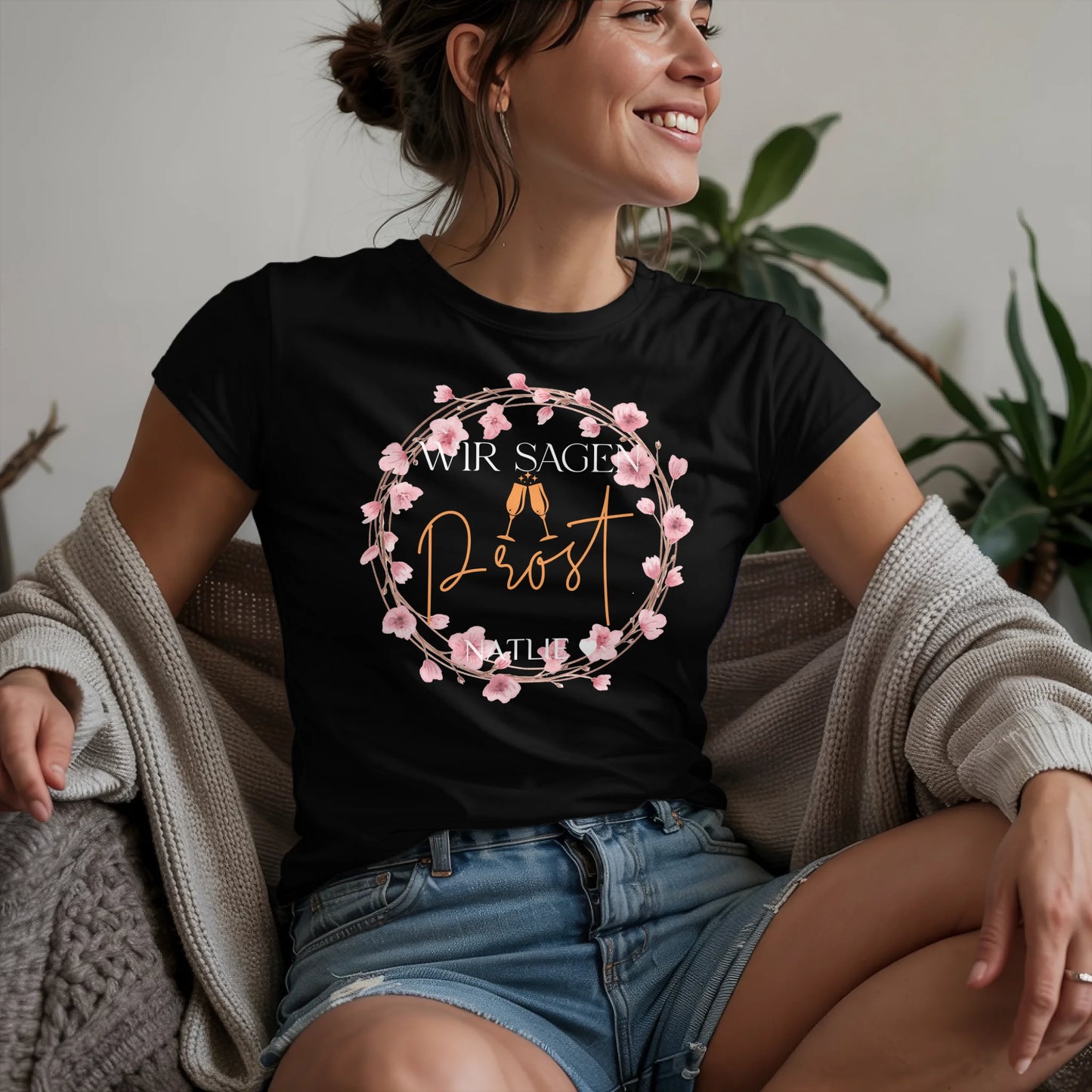 W.02.Damen-T-Shirt-Mockup-Basic-Wohnzimmer-Wolljacke---2