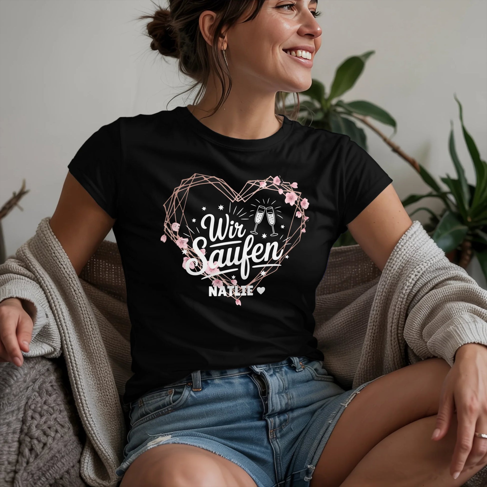 W.02.Damen-T-Shirt-Mockup-Basic-Wohnzimmer-Wolljacke---2