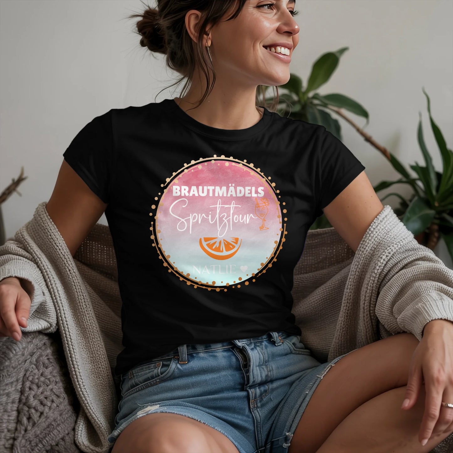 W.02.Damen-T-Shirt-Mockup-Basic-Wohnzimmer-Wolljacke---2