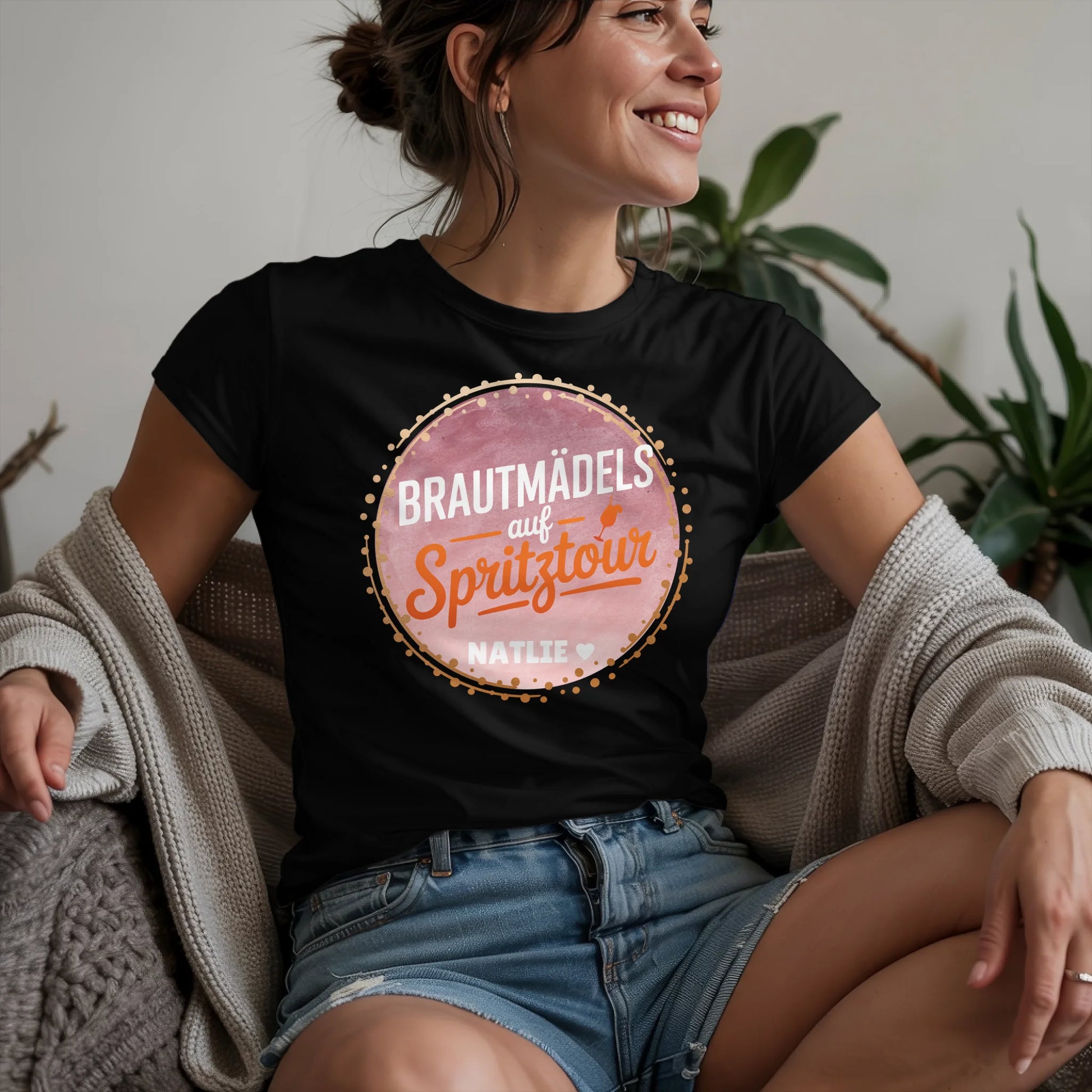 W.02.Damen-T-Shirt-Mockup-Basic-Wohnzimmer-Wolljacke---2