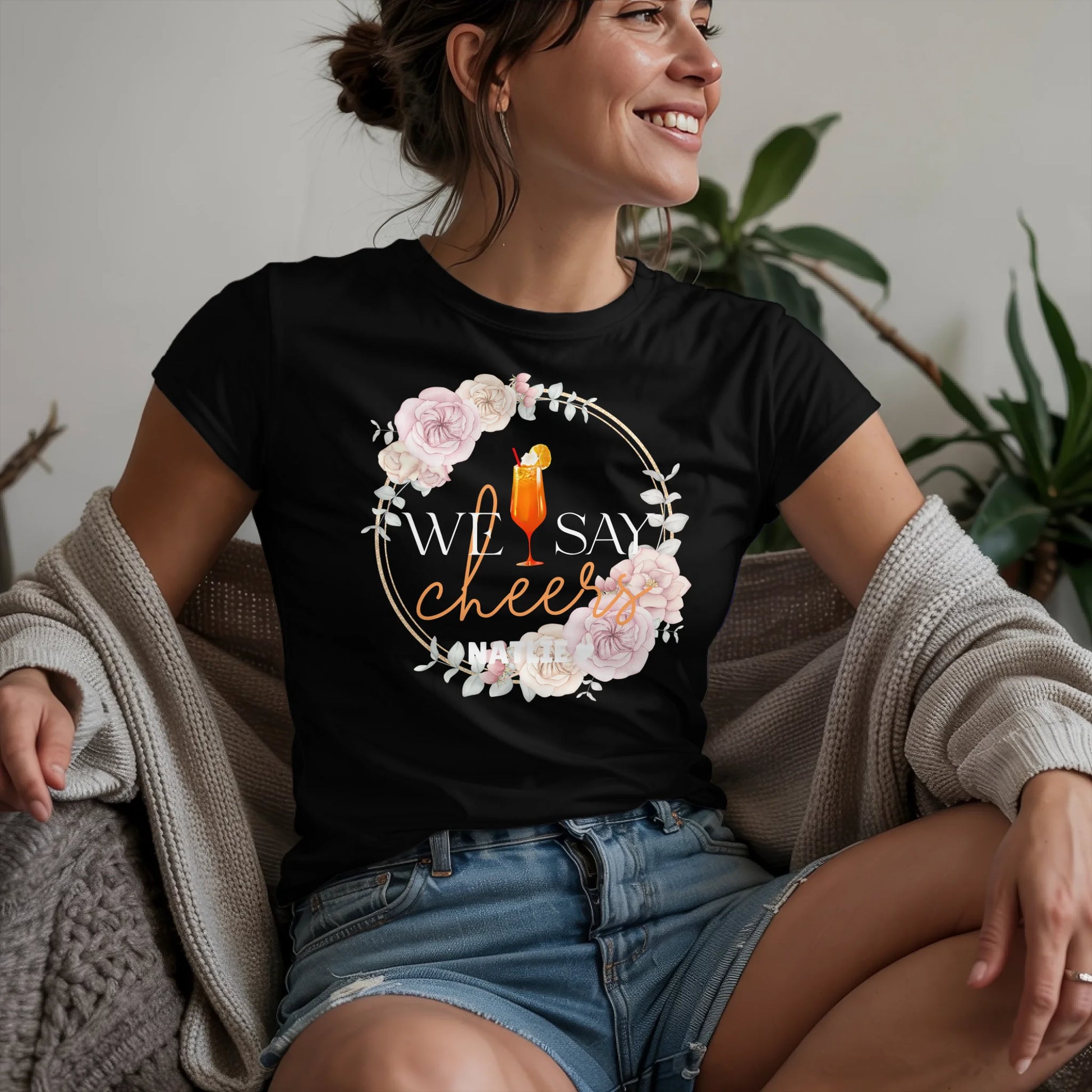 W.02.Damen-T-Shirt-Mockup-Basic-Wohnzimmer-Wolljacke---2