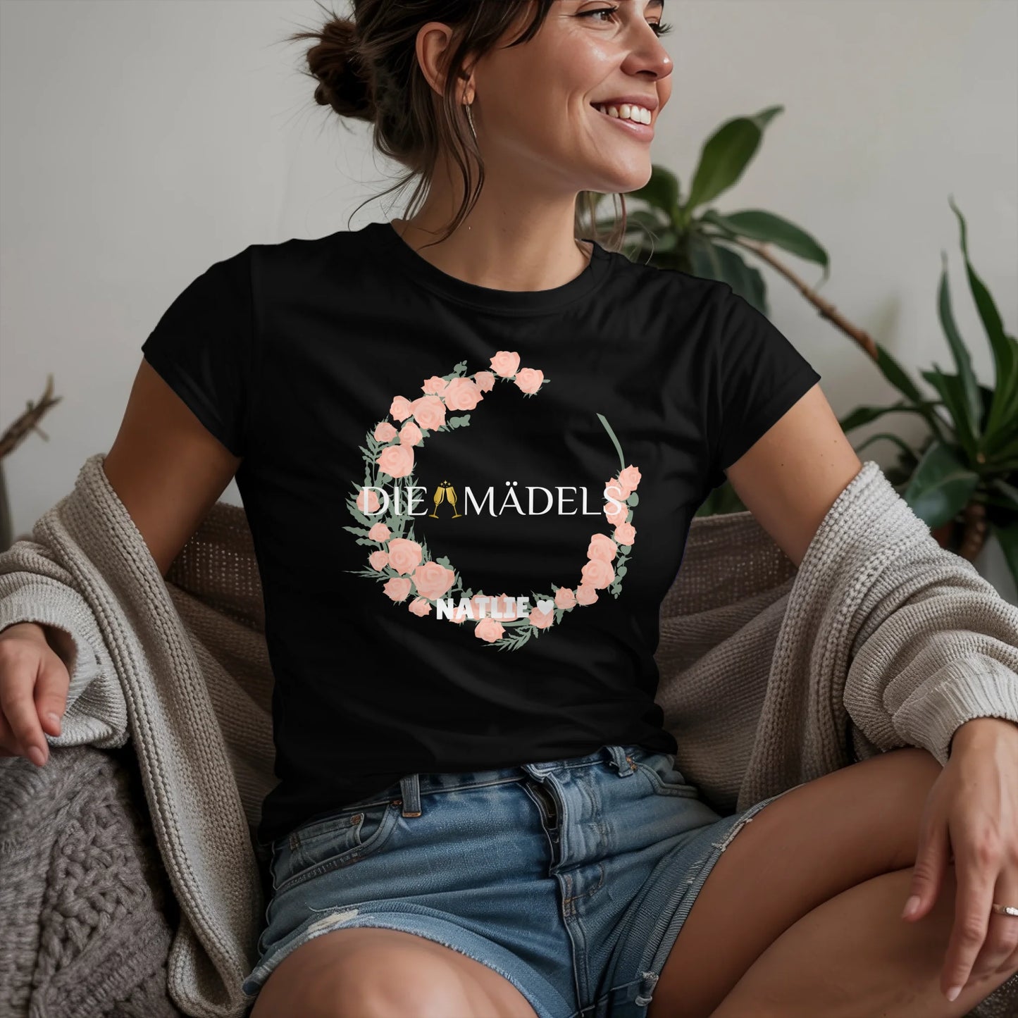 W.02.Damen-T-Shirt-Mockup-Basic-Wohnzimmer-Wolljacke---2