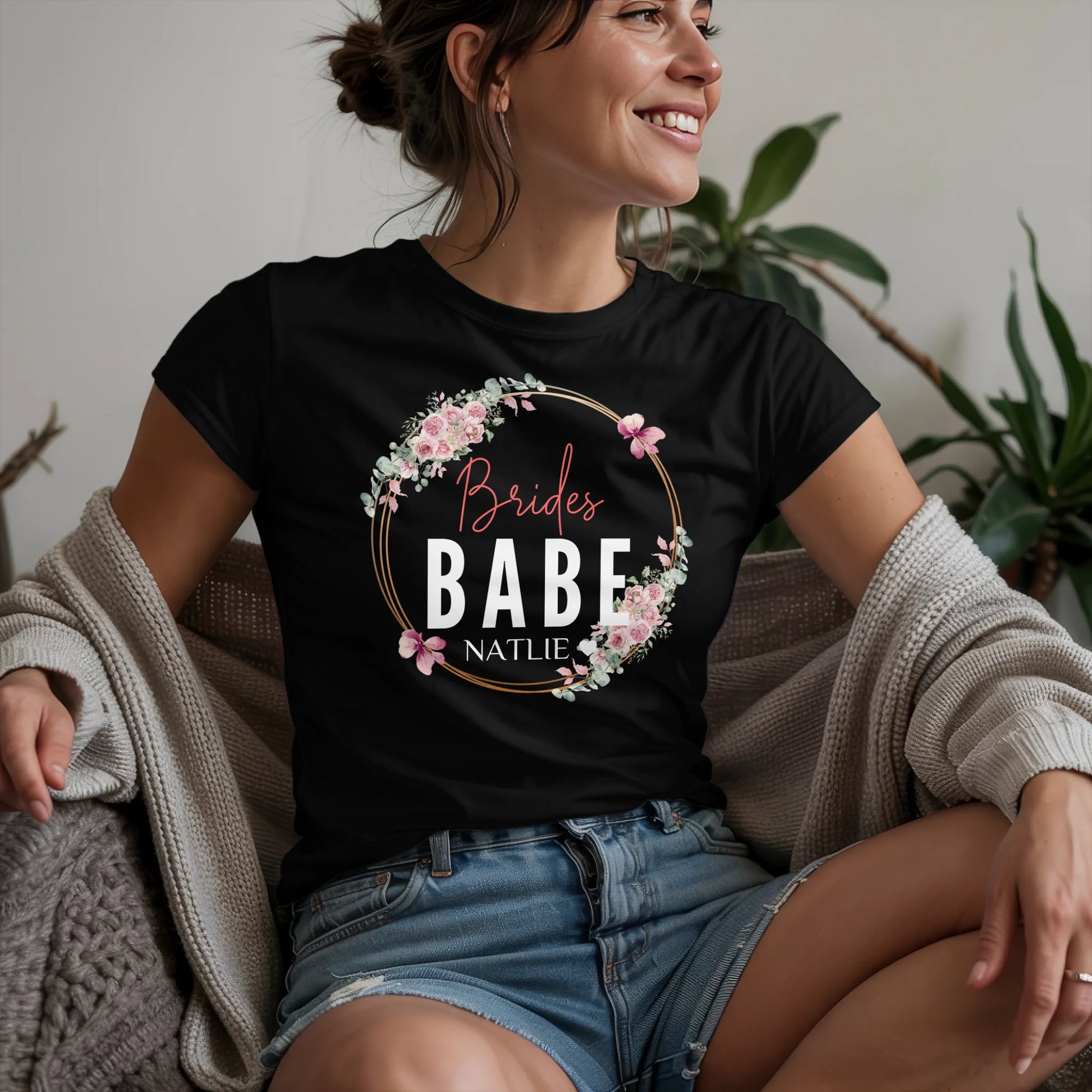 W.02.Damen-T-Shirt-Mockup-Basic-Wohnzimmer-Wolljacke---2