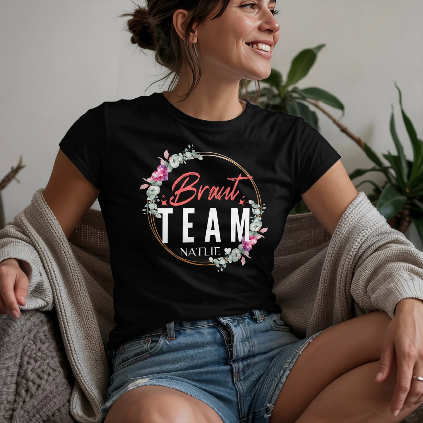 W.02.Damen-T-Shirt-Mockup-Basic-Wohnzimmer-Wolljacke---2