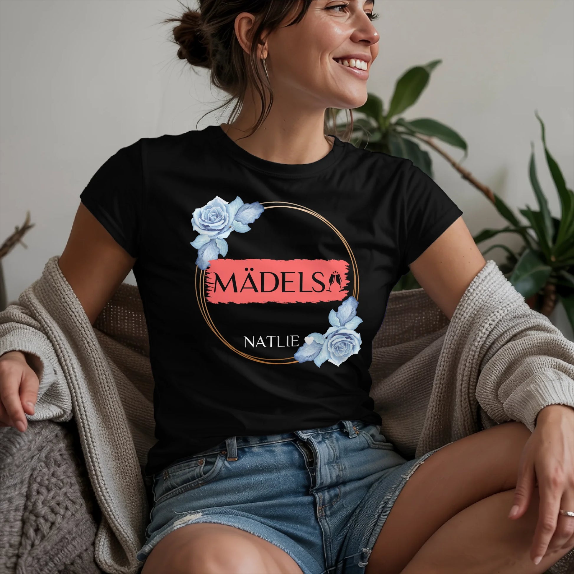 W.02.Damen-T-Shirt-Mockup-Basic-Wohnzimmer-Wolljacke---2