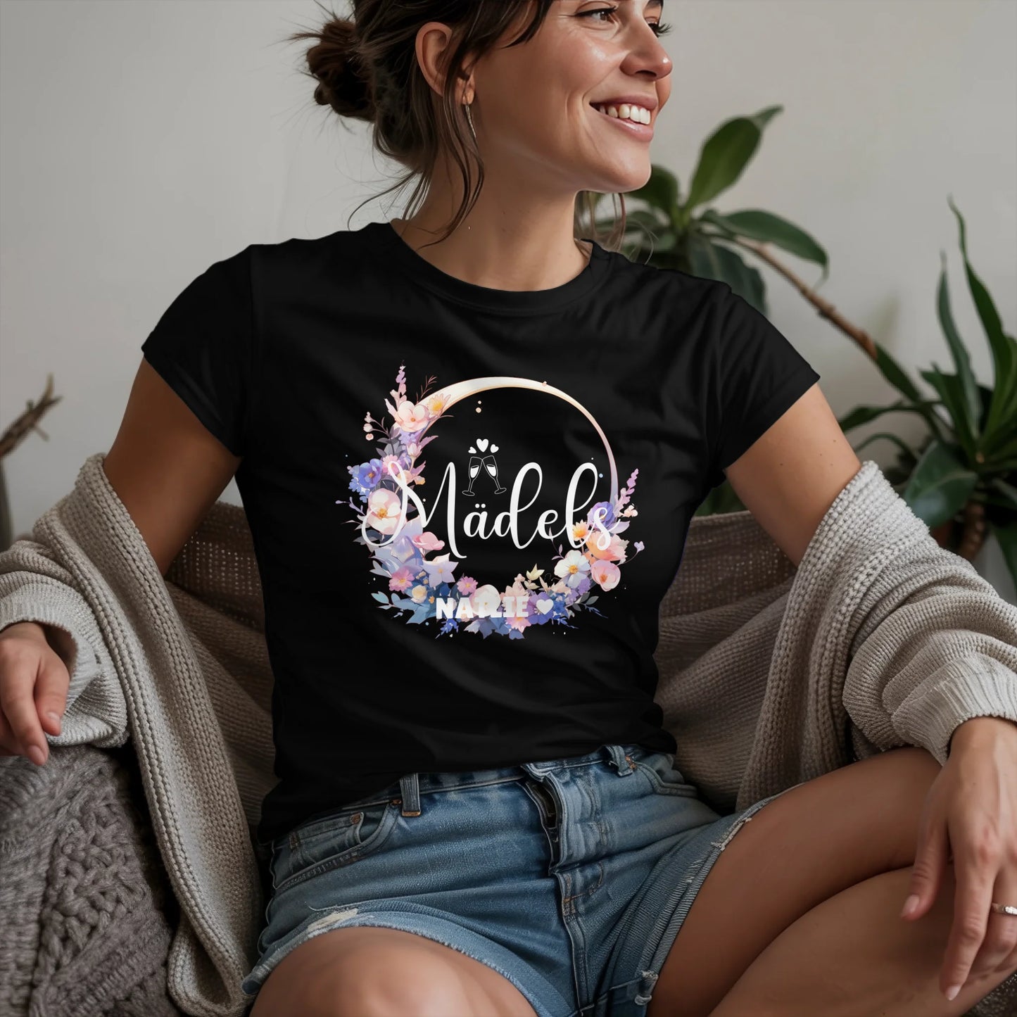 W.02.Damen-T-Shirt-Mockup-Basic-Wohnzimmer-Wolljacke---2