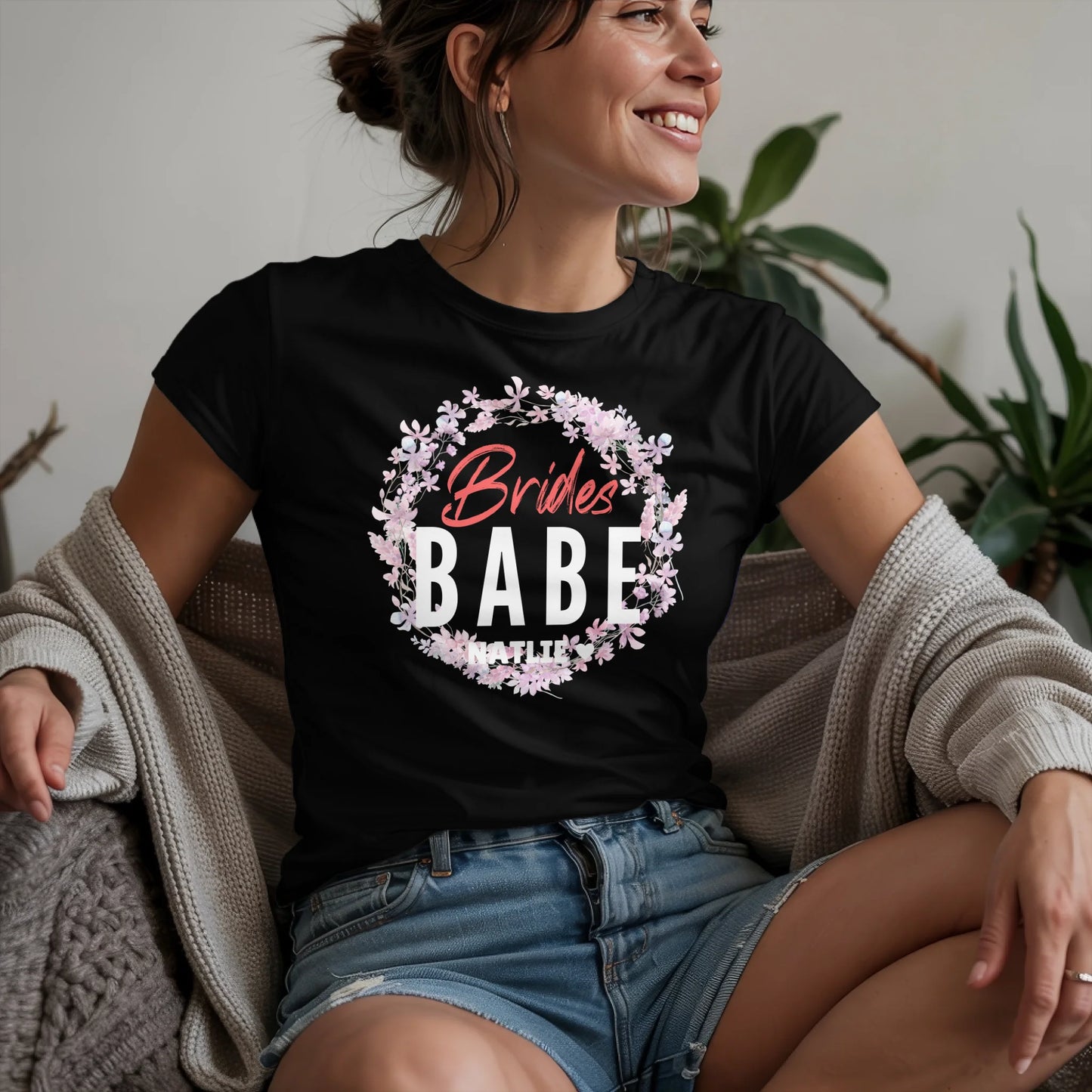 W.02.Damen-T-Shirt-Mockup-Basic-Wohnzimmer-Wolljacke---2