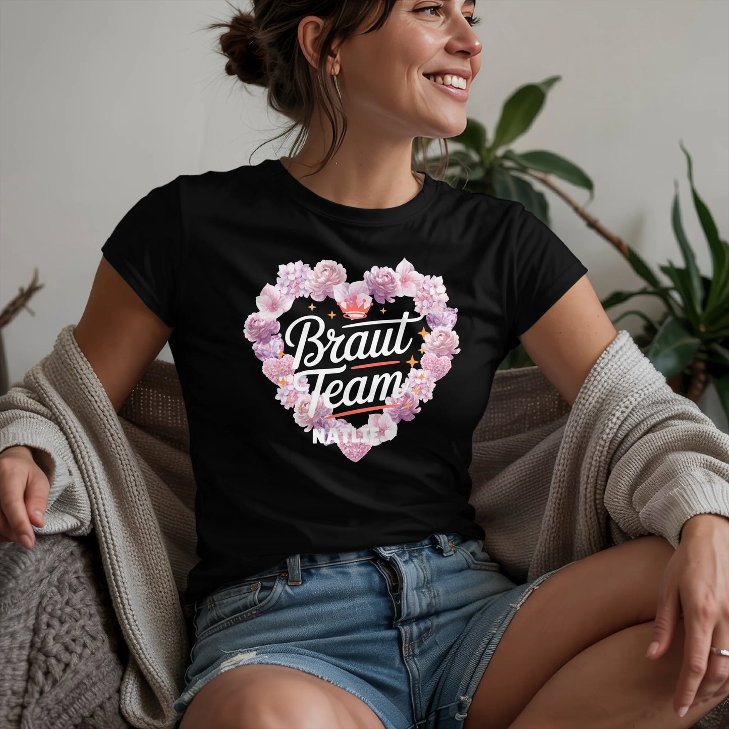 W.02.Damen-T-Shirt-Mockup-Basic-Wohnzimmer-Wolljacke---2