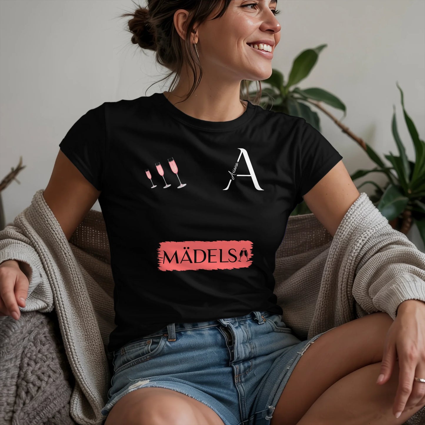 W.02.Damen-T-Shirt-Mockup-Basic-Wohnzimmer-Wolljacke---2