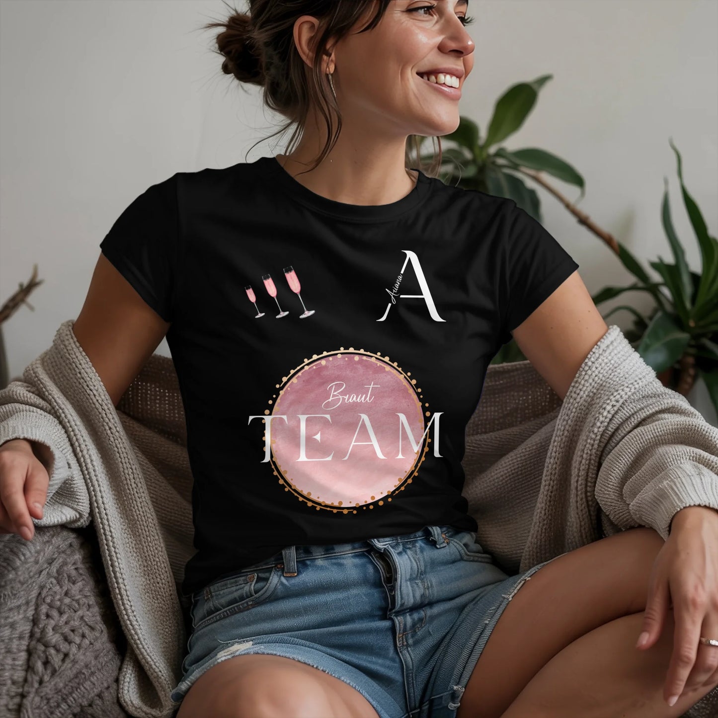 W.02.Damen-T-Shirt-Mockup-Basic-Wohnzimmer-Wolljacke---2