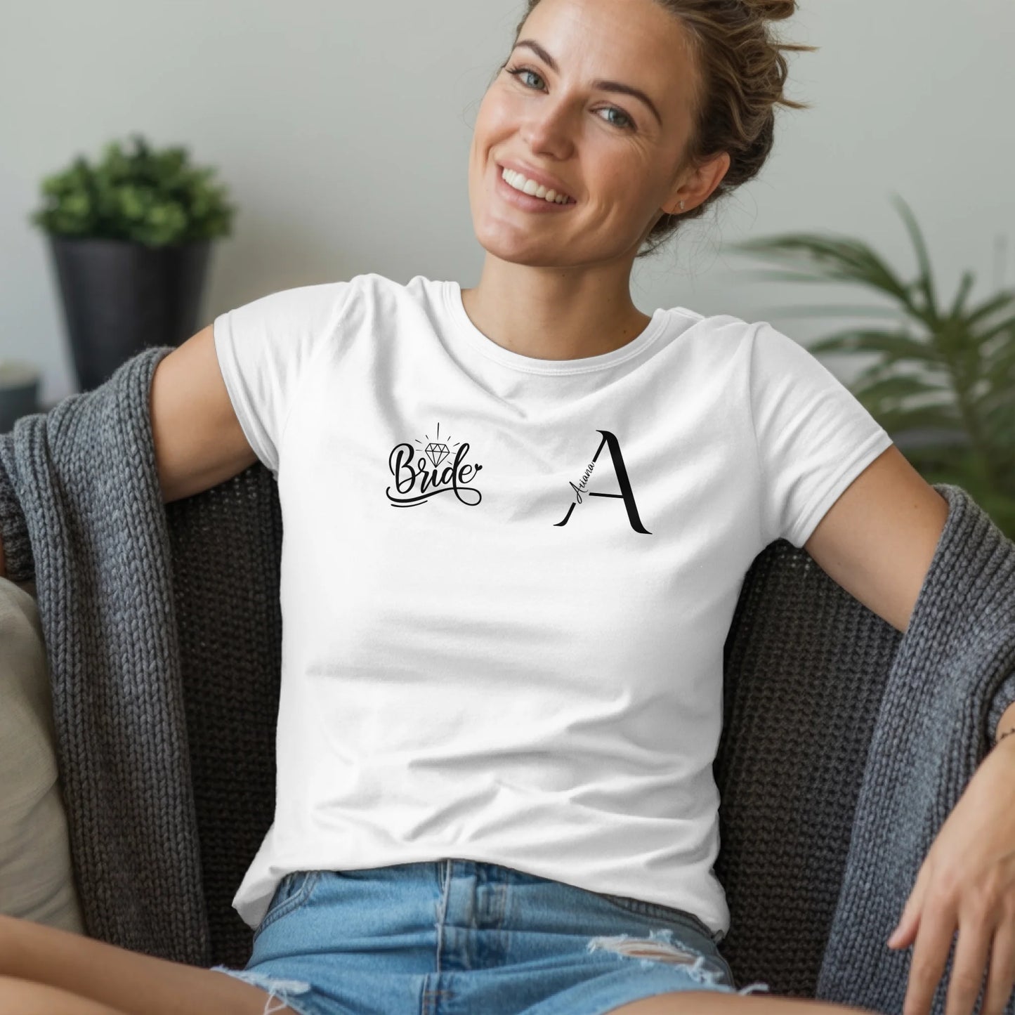 B.03.Damen-T-Shirt-Mockup-Basic-Wohnzimmer-Wolljacke---1