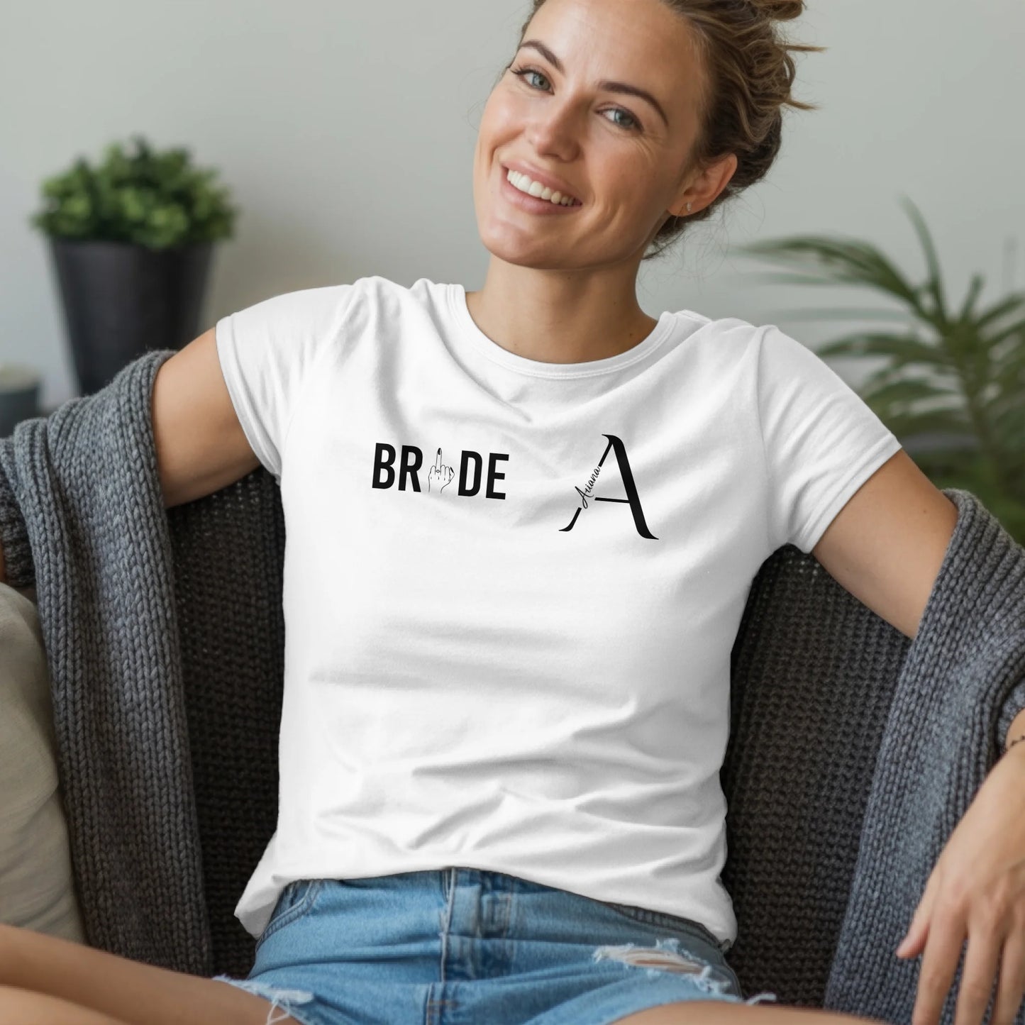 B.03.Damen-T-Shirt-Mockup-Basic-Wohnzimmer-Wolljacke---1